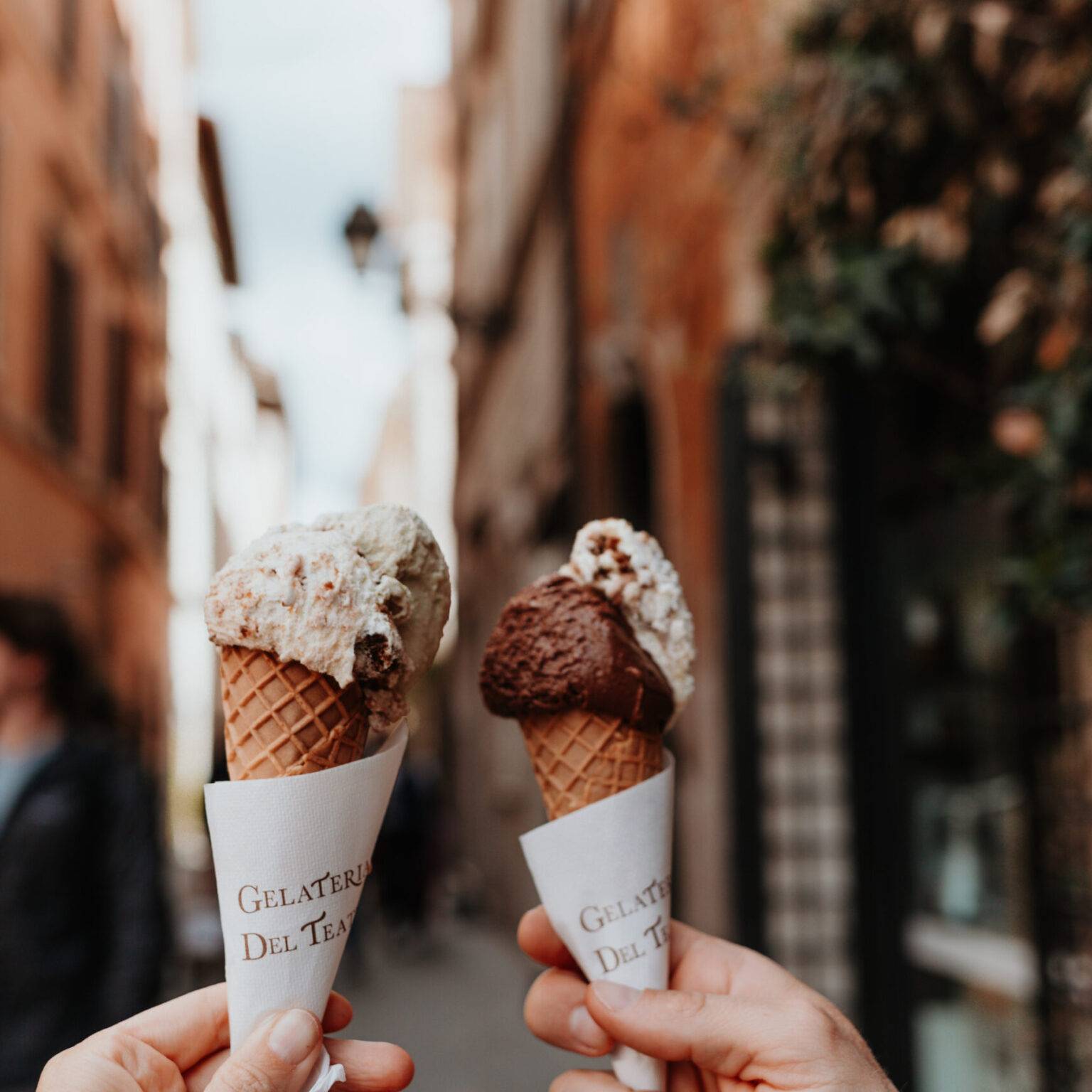 Hausgemachtes Eis aus der Gelateria del Teatro mit kreativen Sorten in Rom.