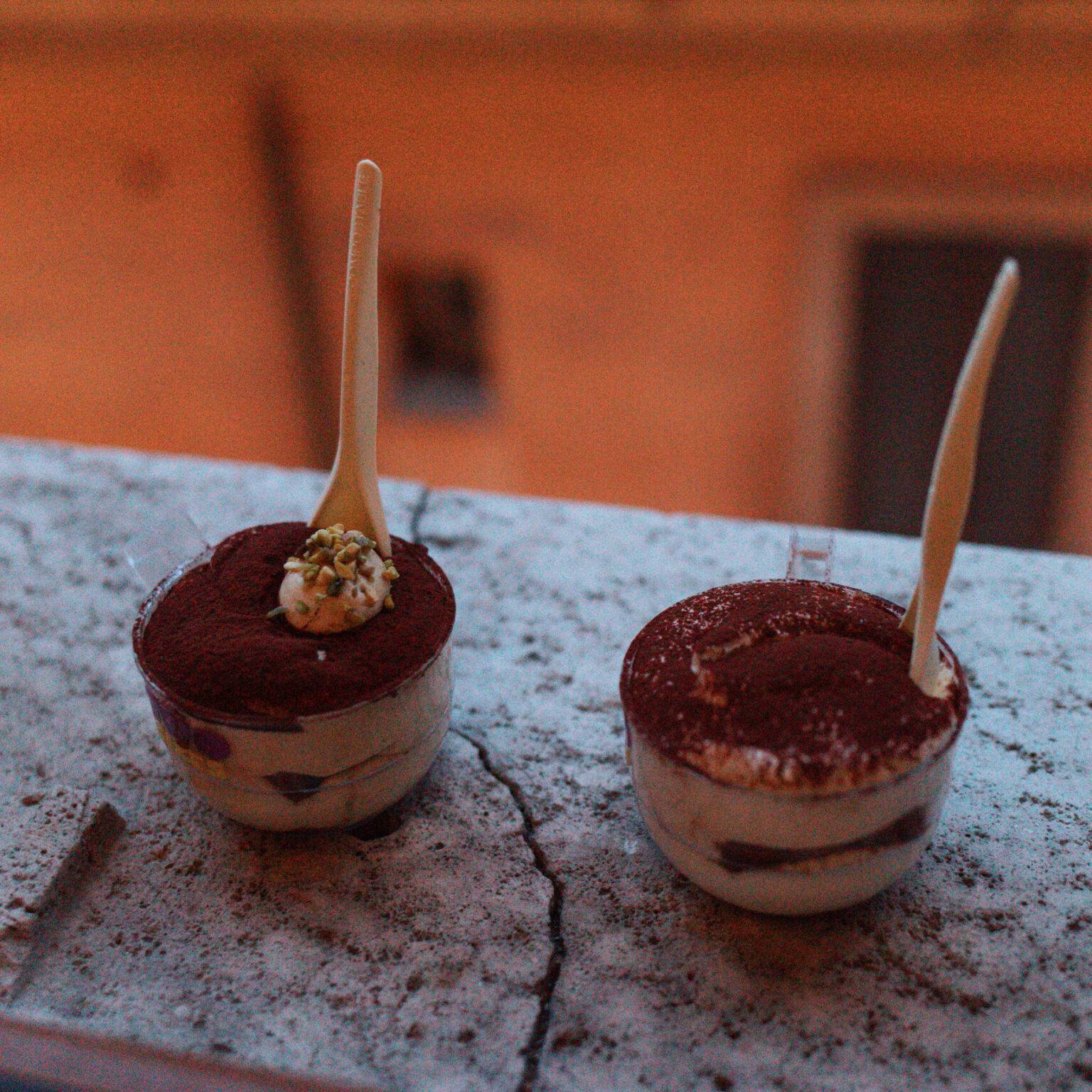Frisch zubereitetes Tiramisu im Becher bei Two Sizes in Rom.