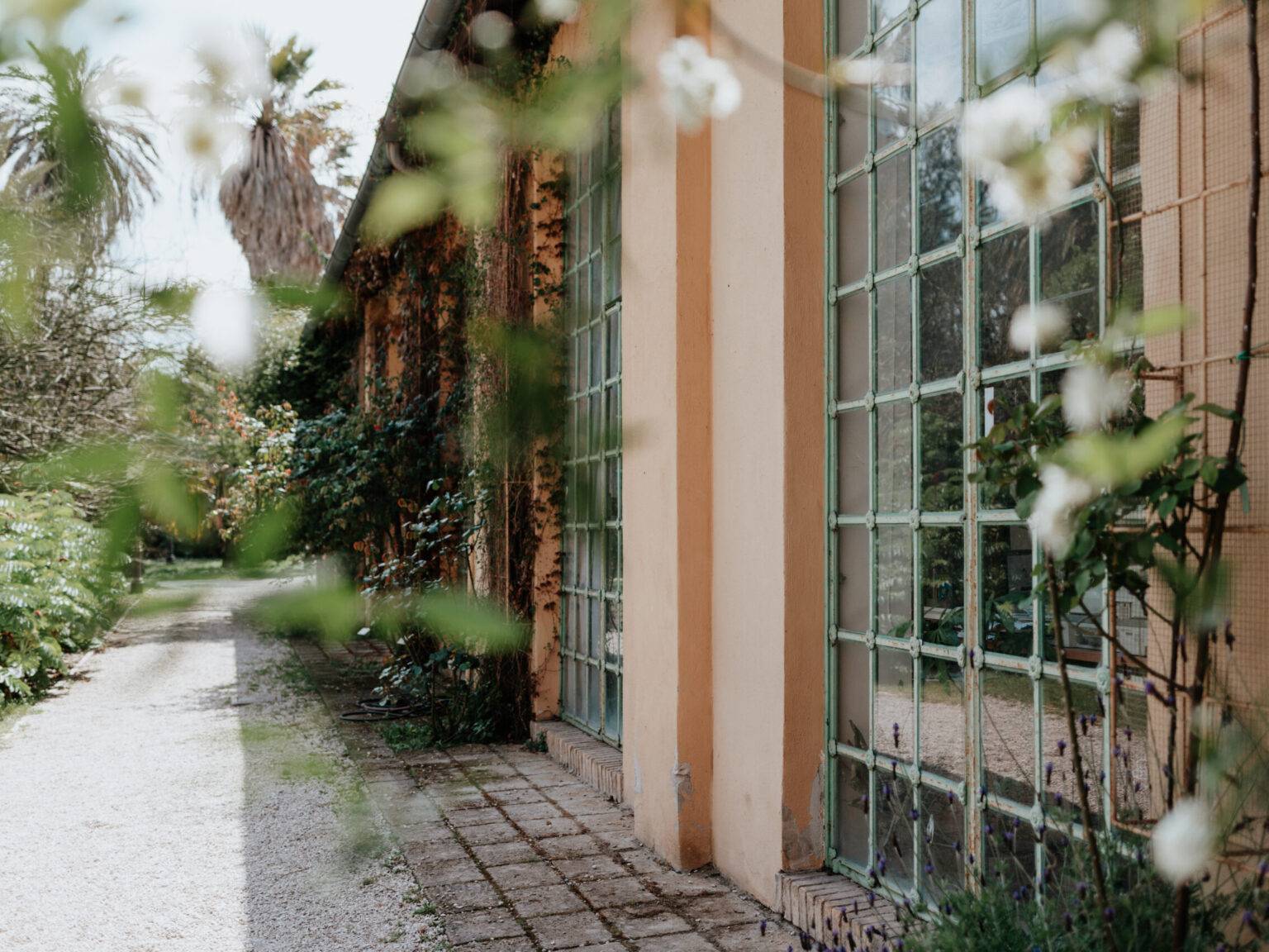 Ein Gewächshaus von Außen im Botanischen Garten in Trastevere.