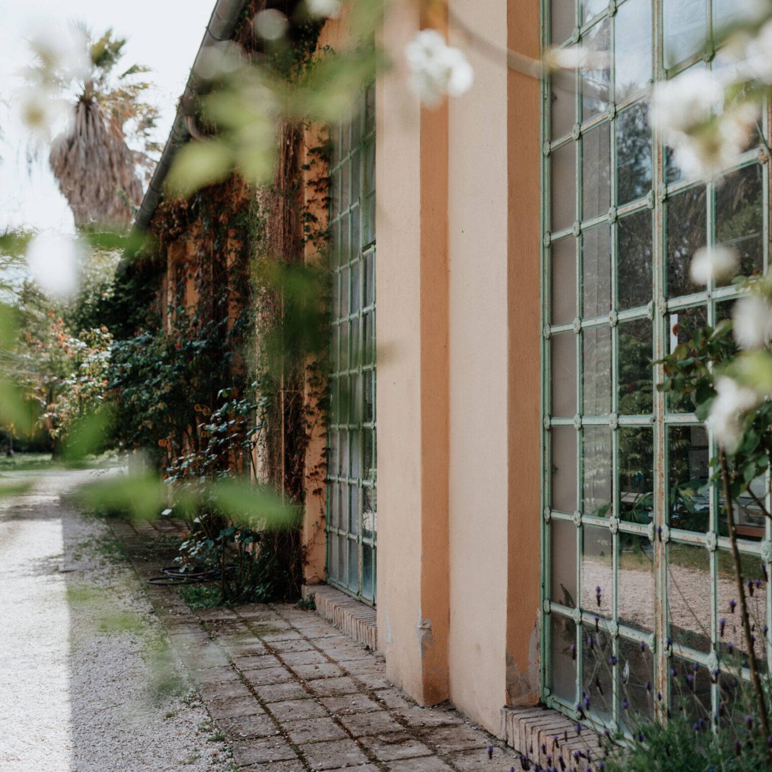 Ein Gewächshaus von Außen im Botanischen Garten in Trastevere.