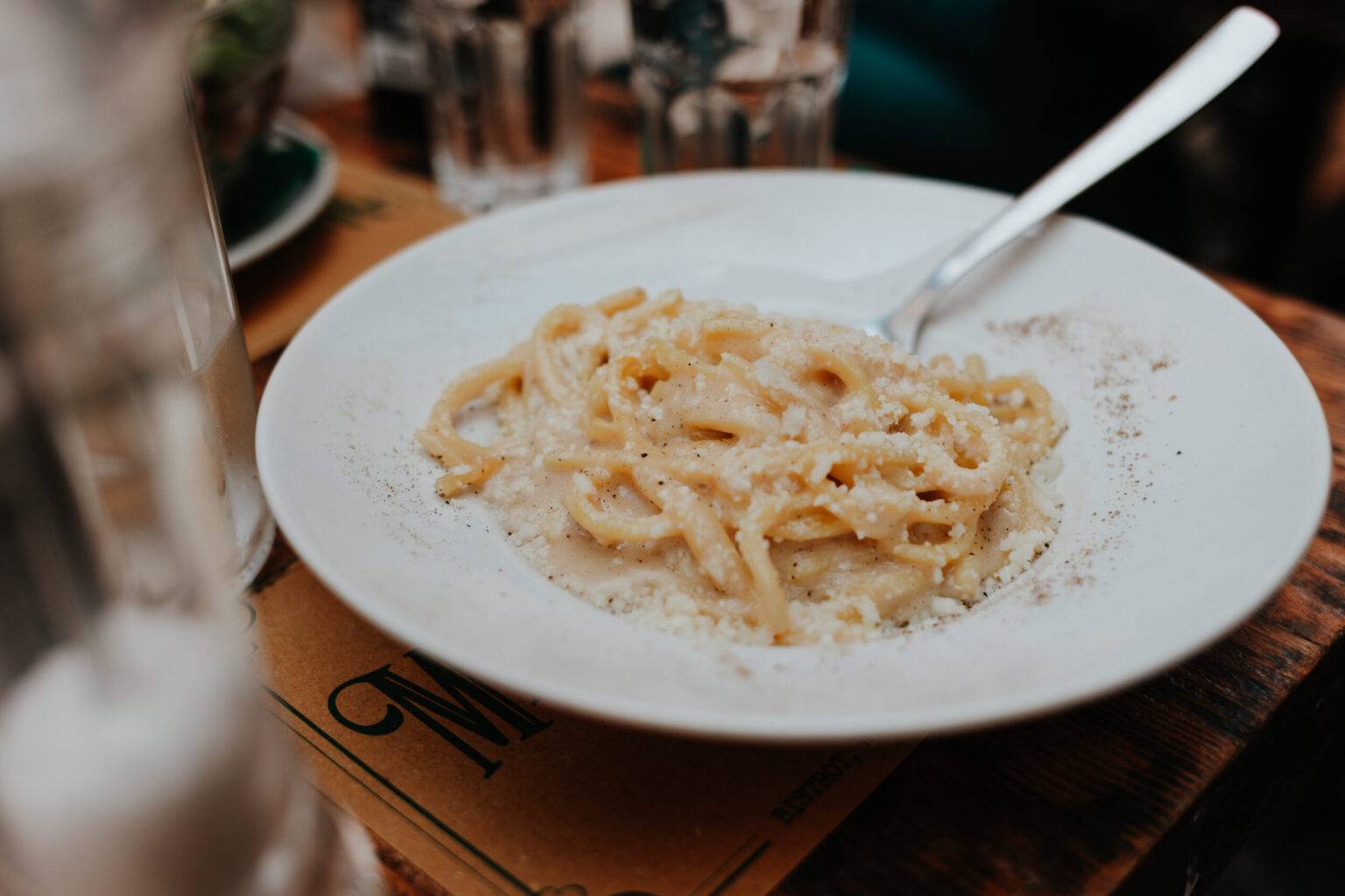 Ein Teller Cacio e Pepe im Restaurant Mimi e Coco in Rom.