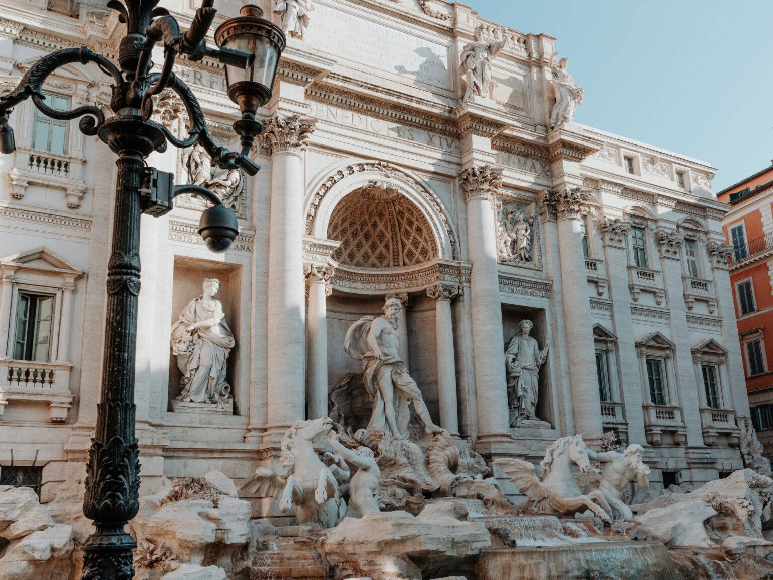 Trevi-Brunnen in Rom mit detailreichen Skulpturen und Wasserbecken bei Tageslicht.