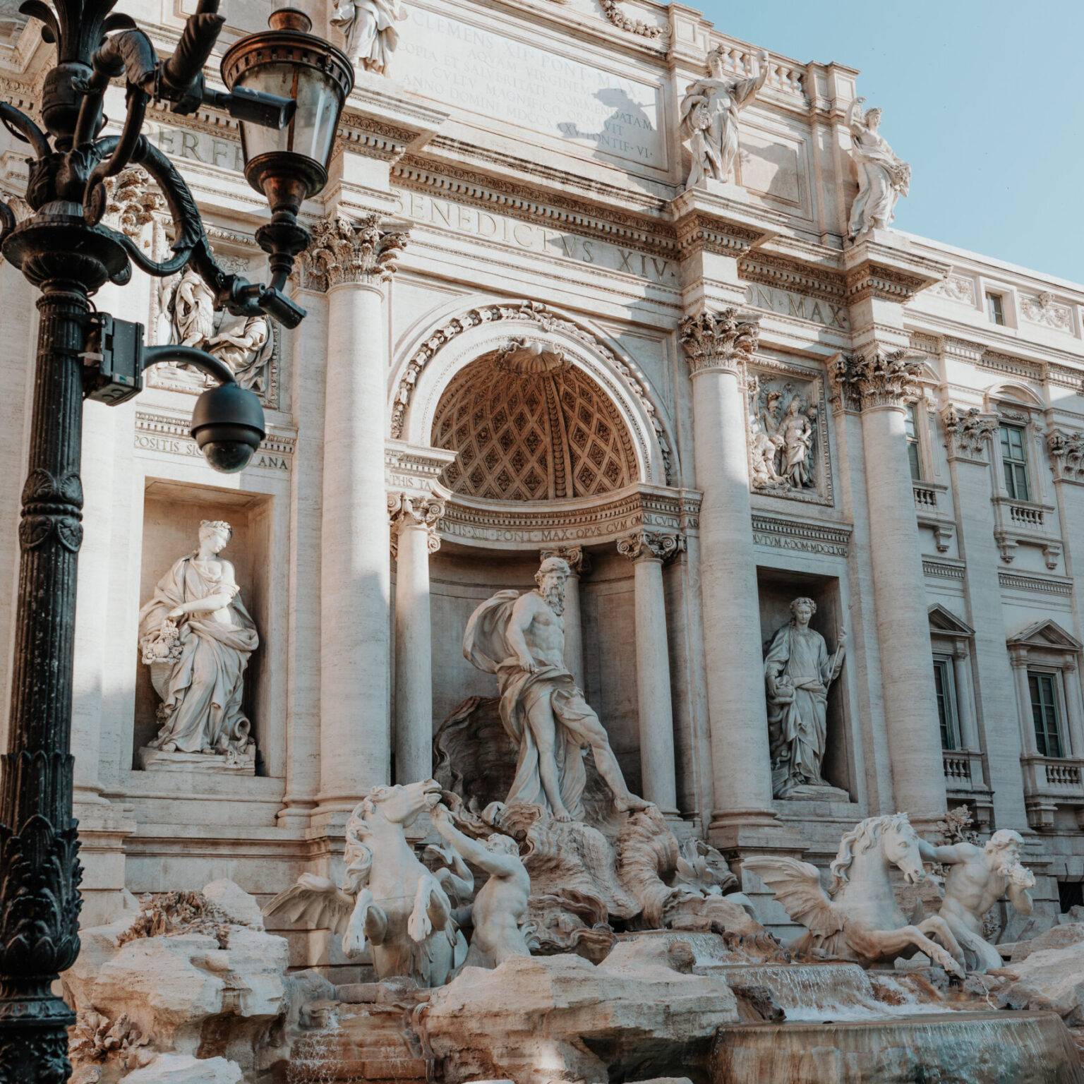 Trevi-Brunnen in Rom mit detailreichen Skulpturen und Wasserbecken bei Tageslicht.