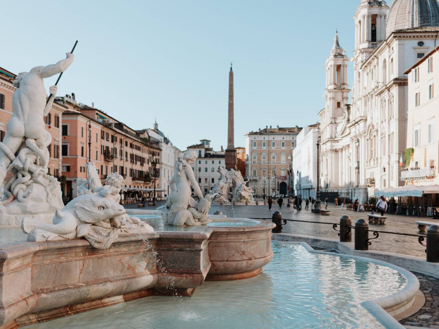 Piazza Navona in Rom mit Brunnen, Obelisk, barocker Kirche und lebendigem Platzleben.