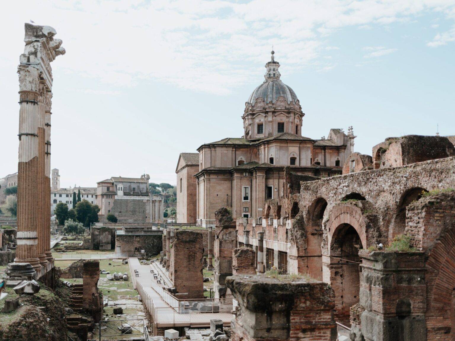 Die steinernen und gemauerten Überreste antiquer Gebäude im Forum Romanum.