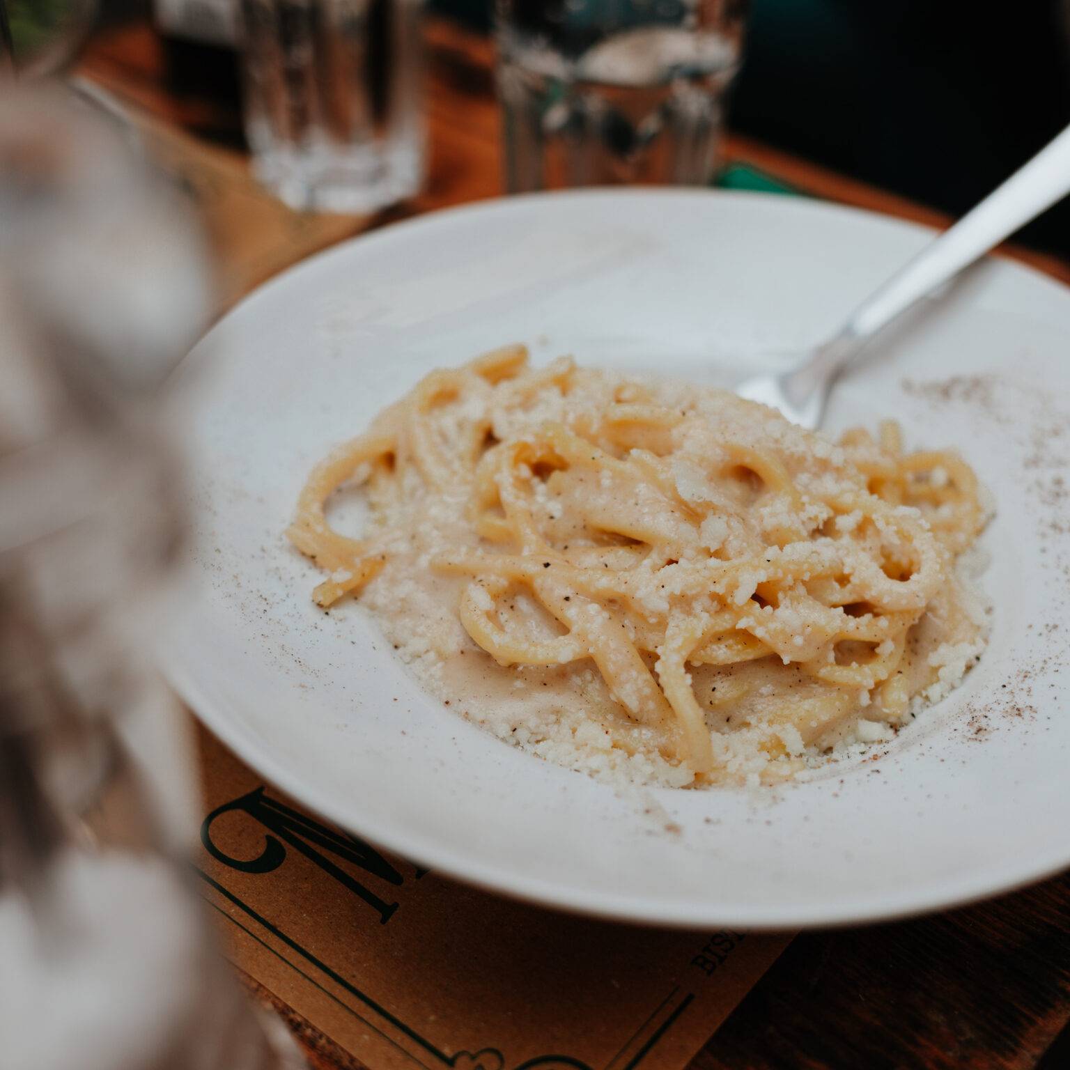 Ein Teller Cacio e Pepe im Restaurant Mimi e Coco in Rom.