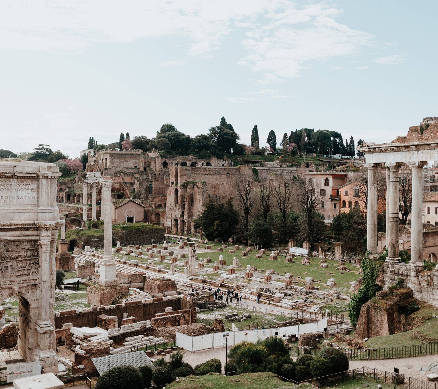 Die Ruinen des Forum Romanum mit steinernen Säulen.