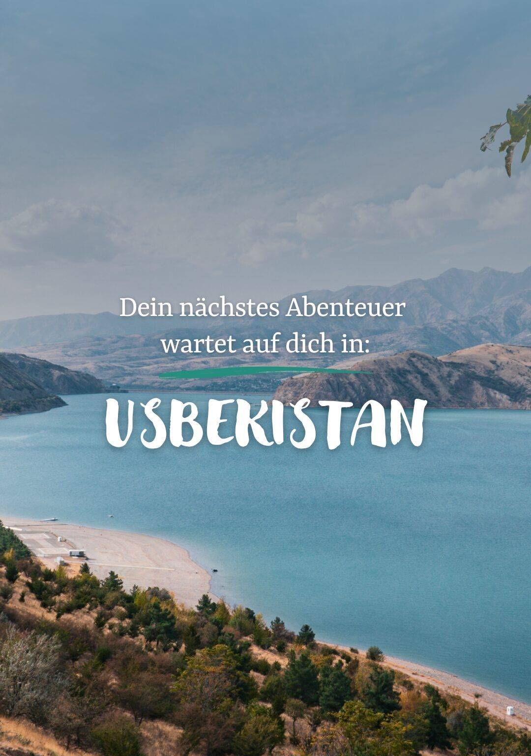 Ein See umgeben von Bergen und davor die Überschrift "Dein nächstes Abenteuer wartet in Usbekistan".