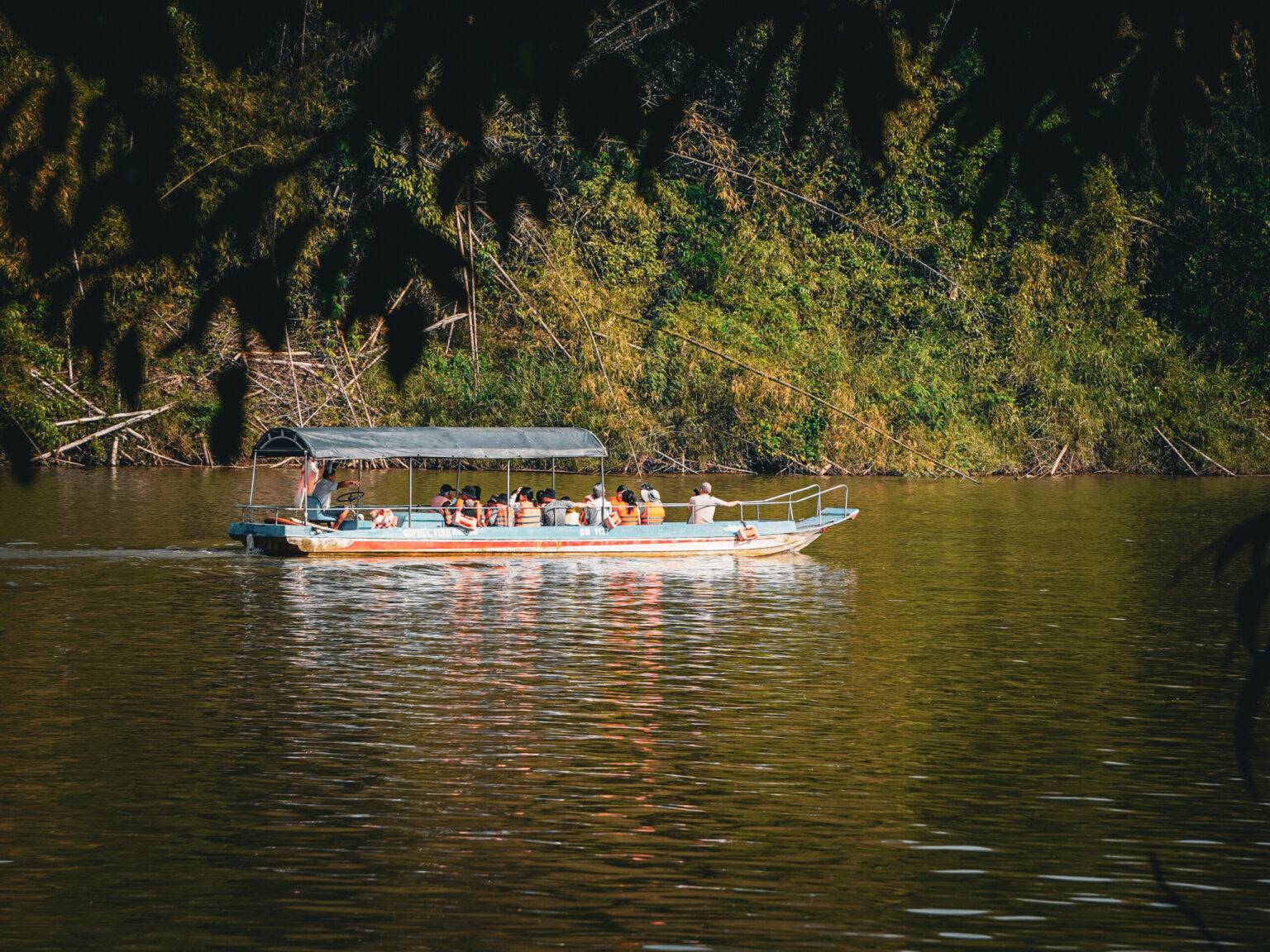 Ein Boot auf dem Fluss im Cat Tien Nationalpark.