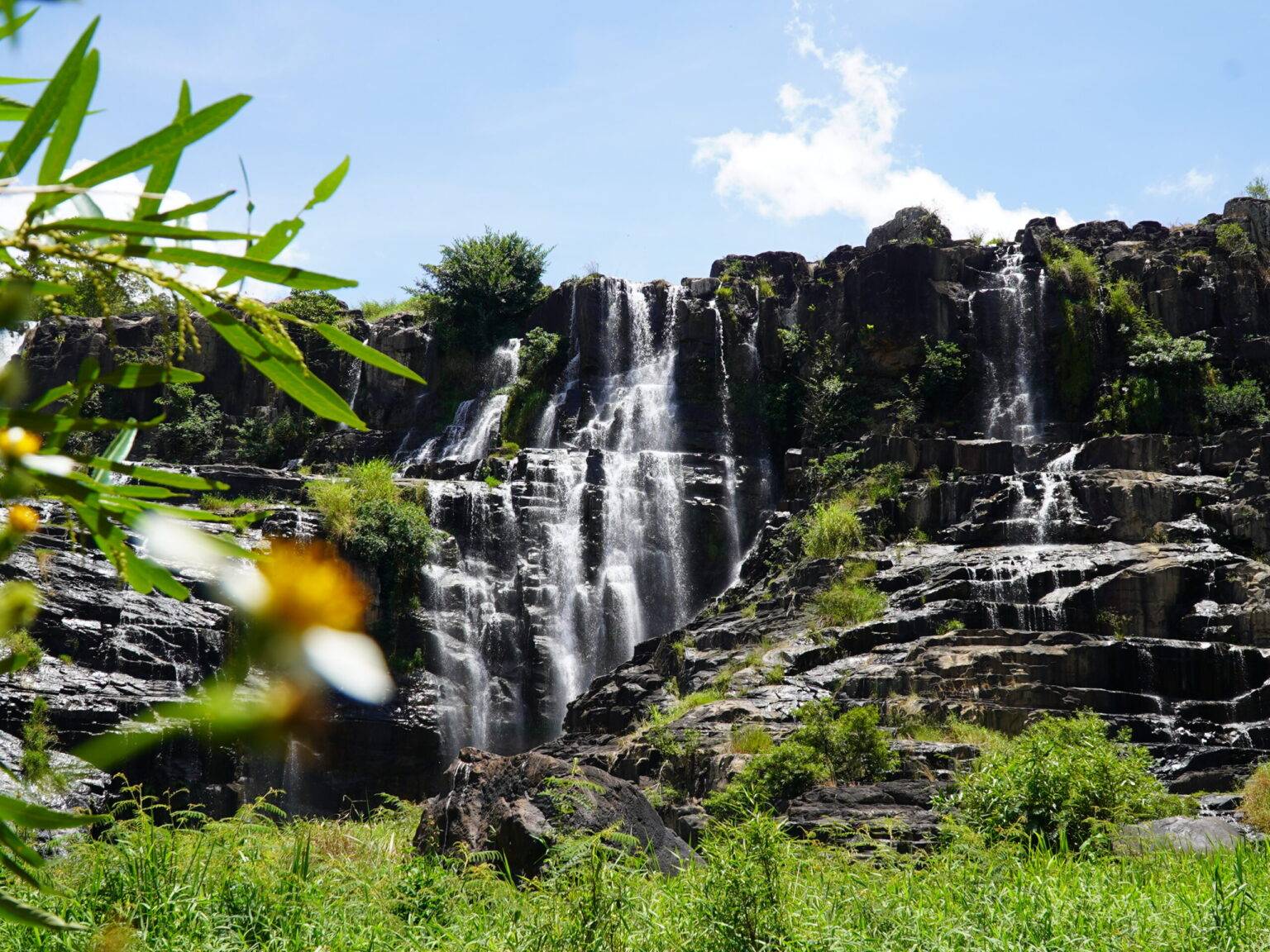 Die mächtigen Pongour Wasserfälle bei Da Lat.