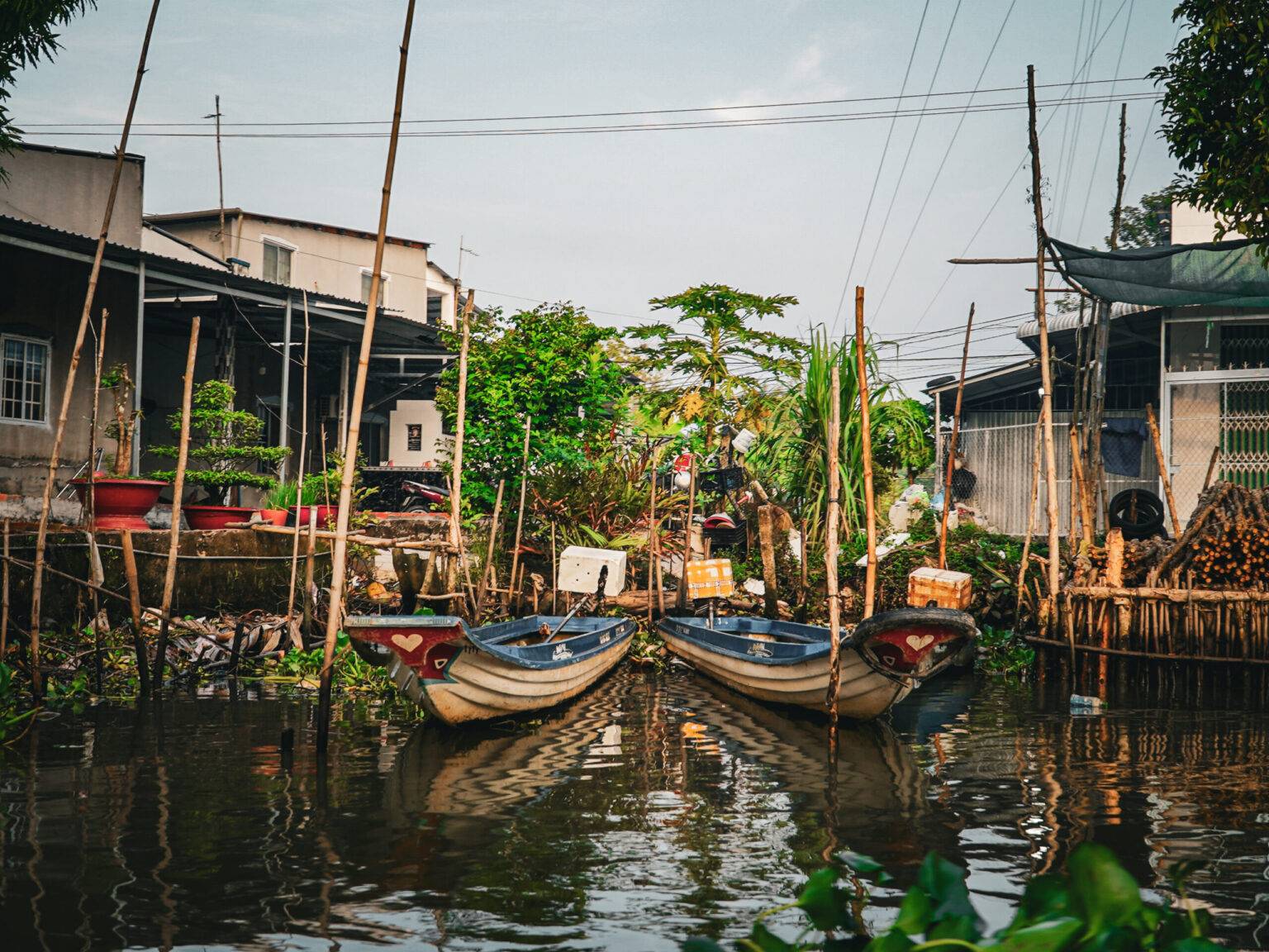 Zwei Boote treiben im Mekong Fluss.