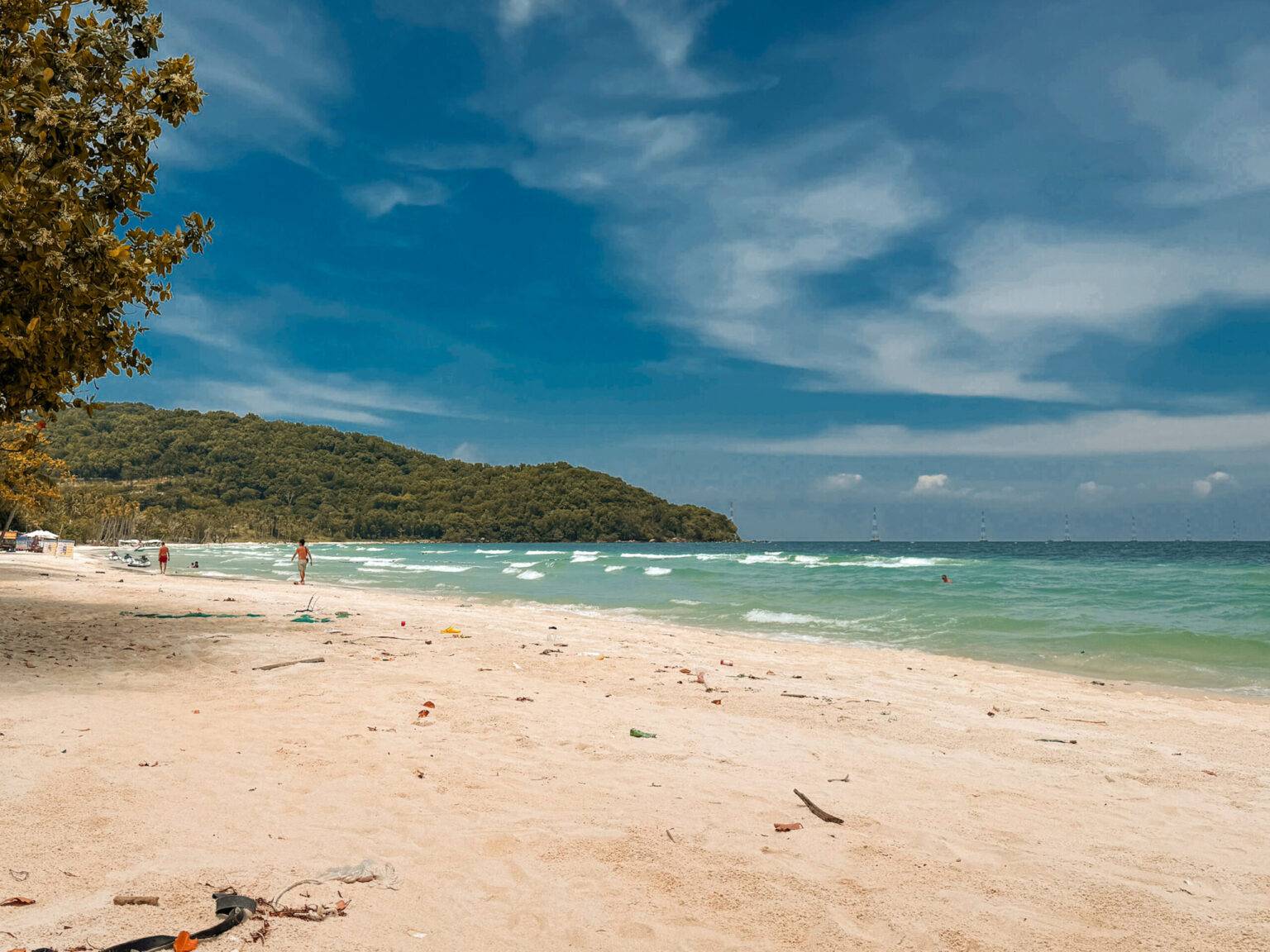Ein Sandstrand mit Palmen auf der Insel Phu Quoc.