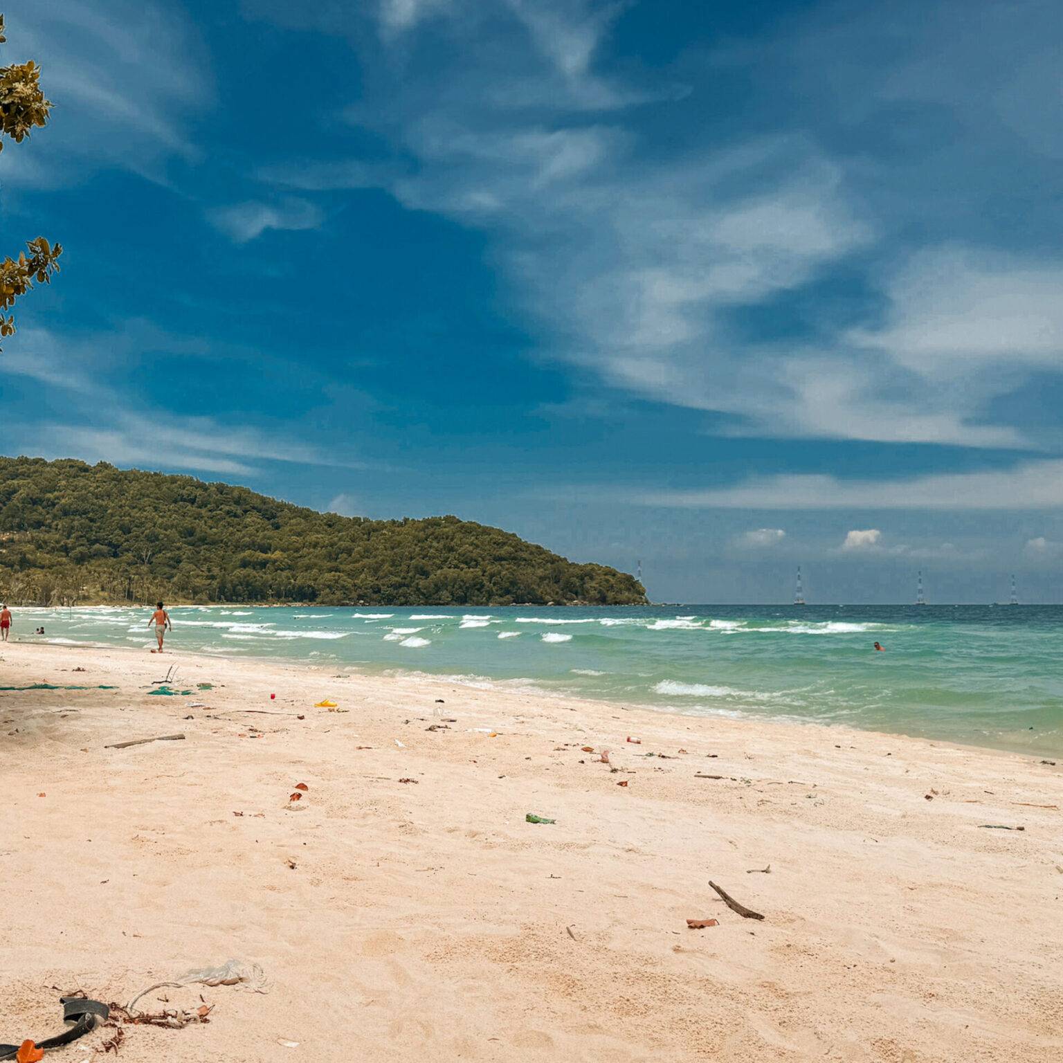 Ein Sandstrand mit Palmen auf der Insel Phu Quoc.