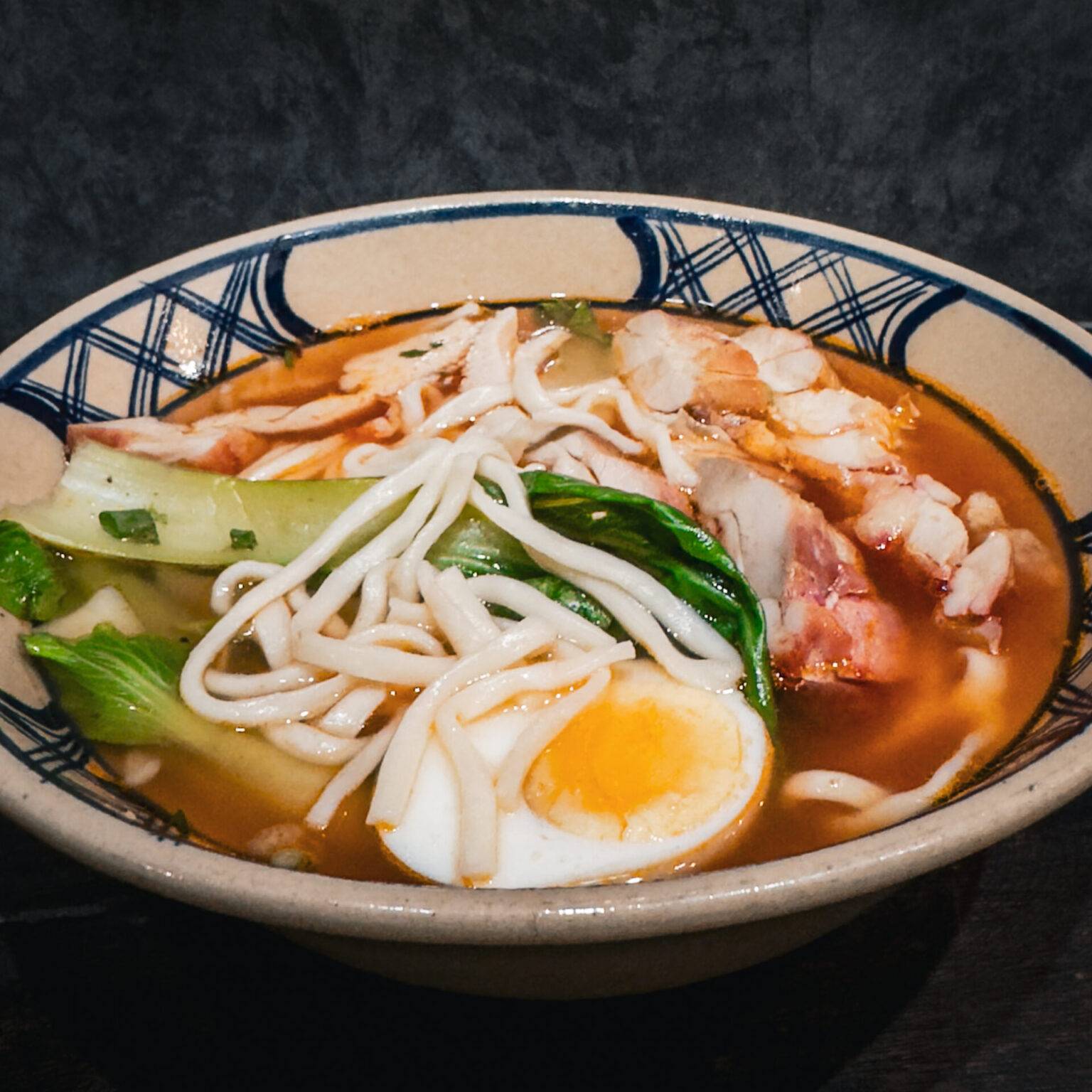 Eine Schüssel mit vietnamesischer Nudelsuppe.