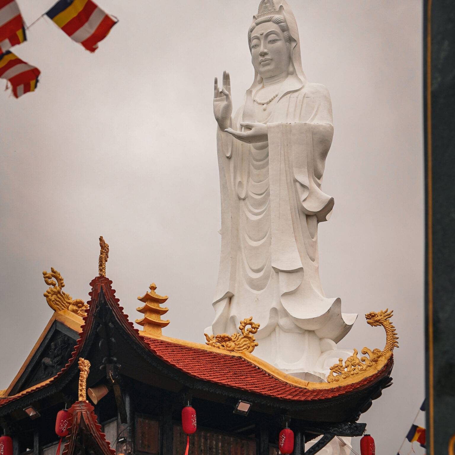 Eine weiße Buddhafigur steht in einem Tempel in Vietnam auf der Insel Phu Quoc.