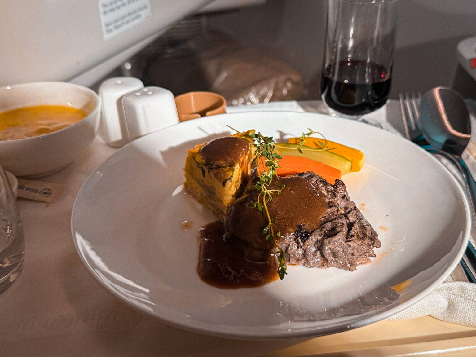 Ein Steak und Gemüse auf einem Teller im Flugzeug von Vietnam Airlines.