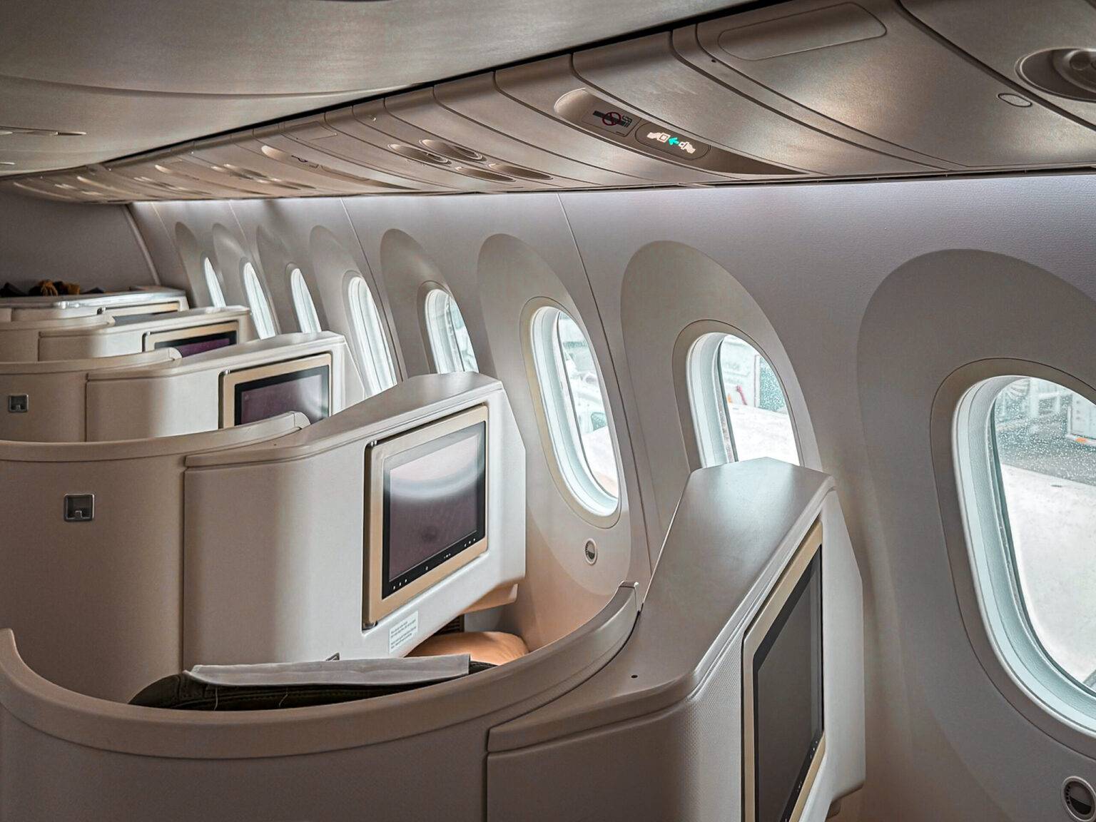 Die Vietnam Airlines Business mit gemütlichen Sitzen und großem Bildschirm.