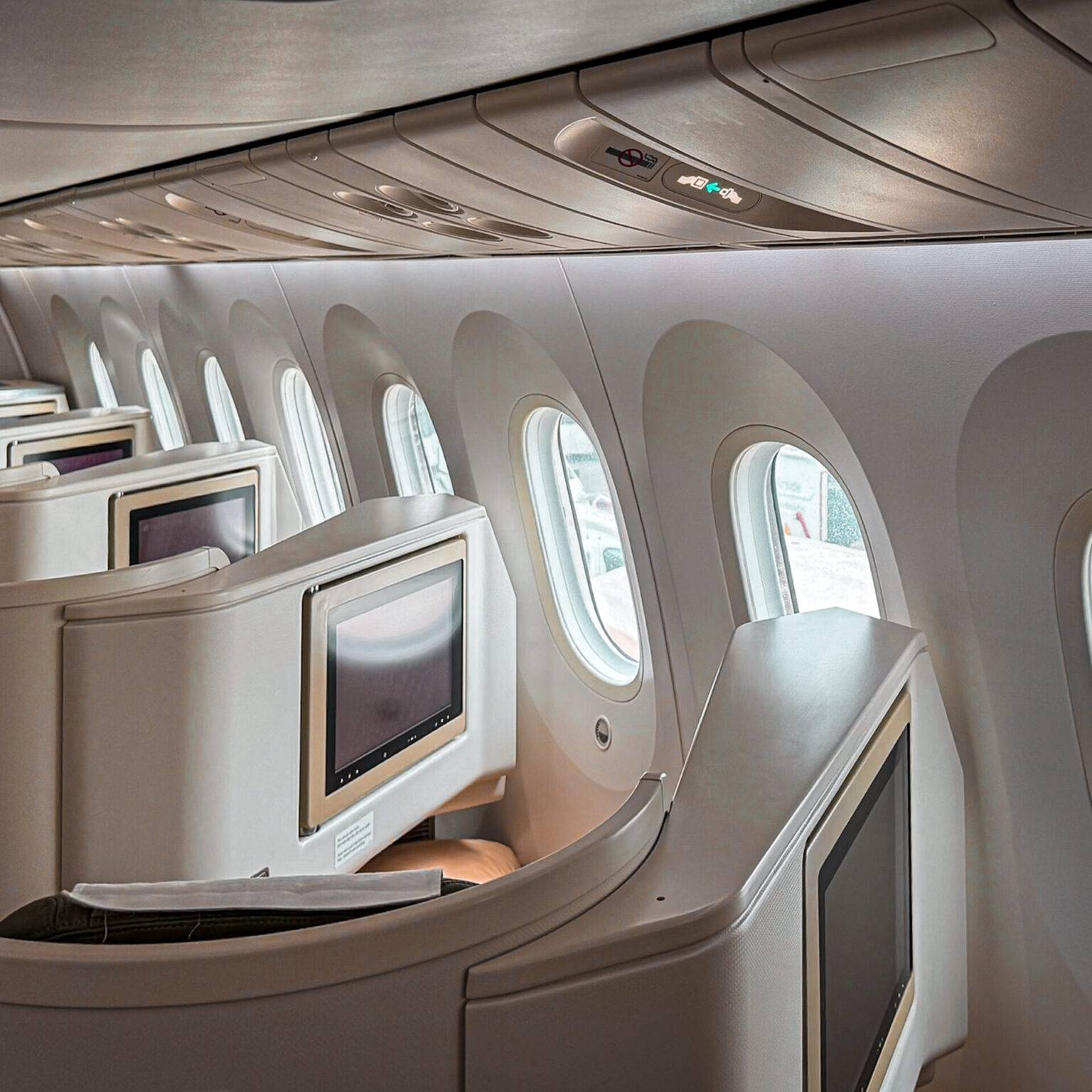 Die Vietnam Airlines Business mit gemütlichen Sitzen und großem Bildschirm.