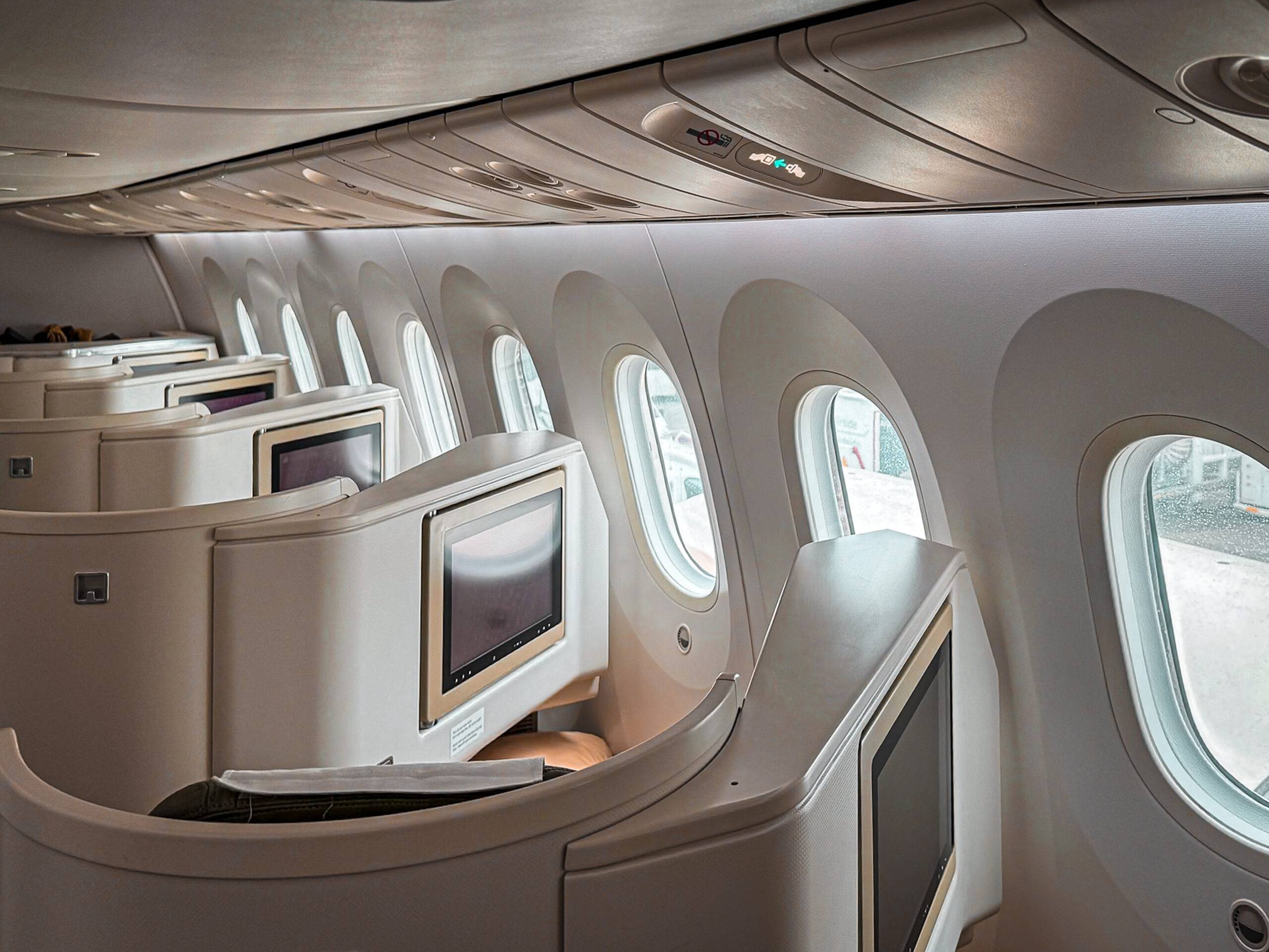 Die Vietnam Airlines Business mit gemütlichen Sitzen und großem Bildschirm.