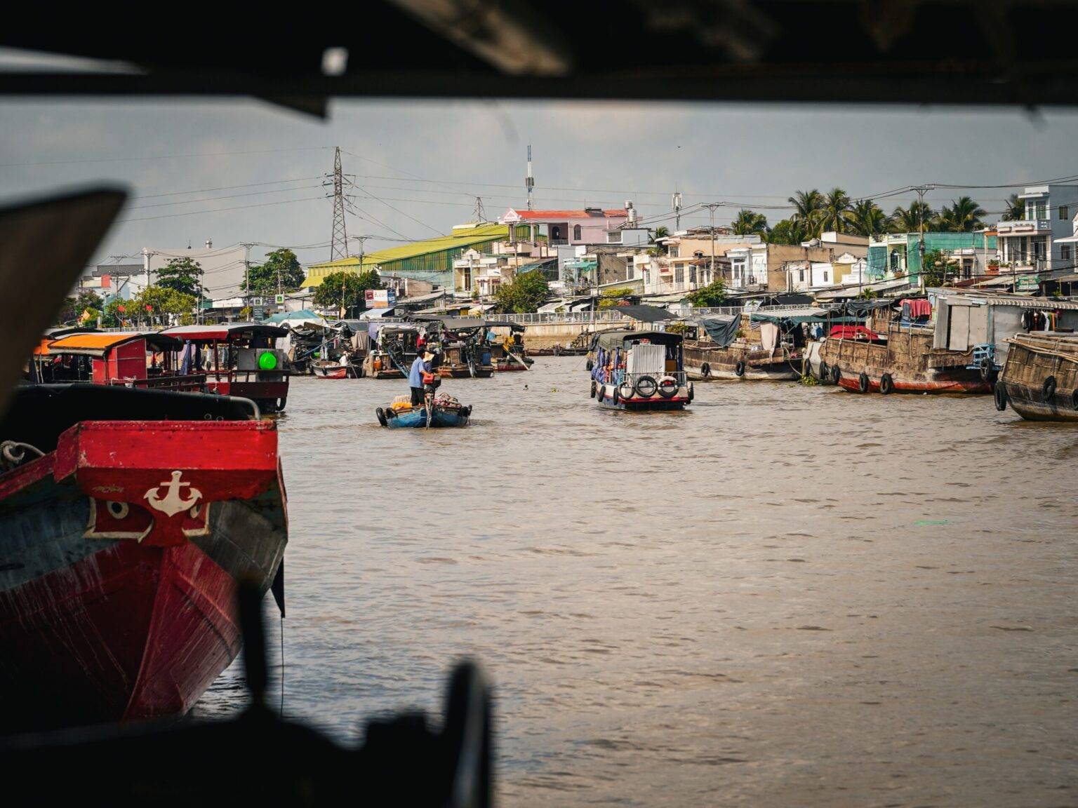 Boote auf dem schwimmenden Markt Cai Rang im Mekong-Delta.
