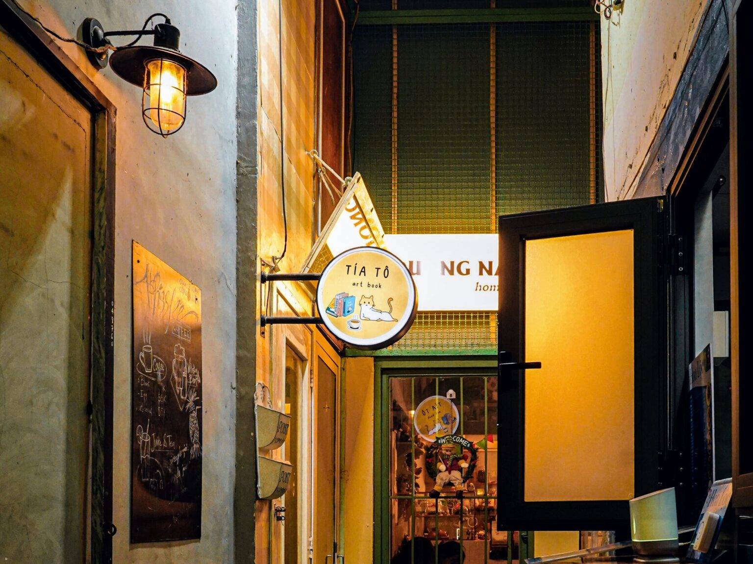 Das leuchtenden Schild des Tia To Art Book Cafés in Inneren der 14 Ton That Dam Street in Saigon.