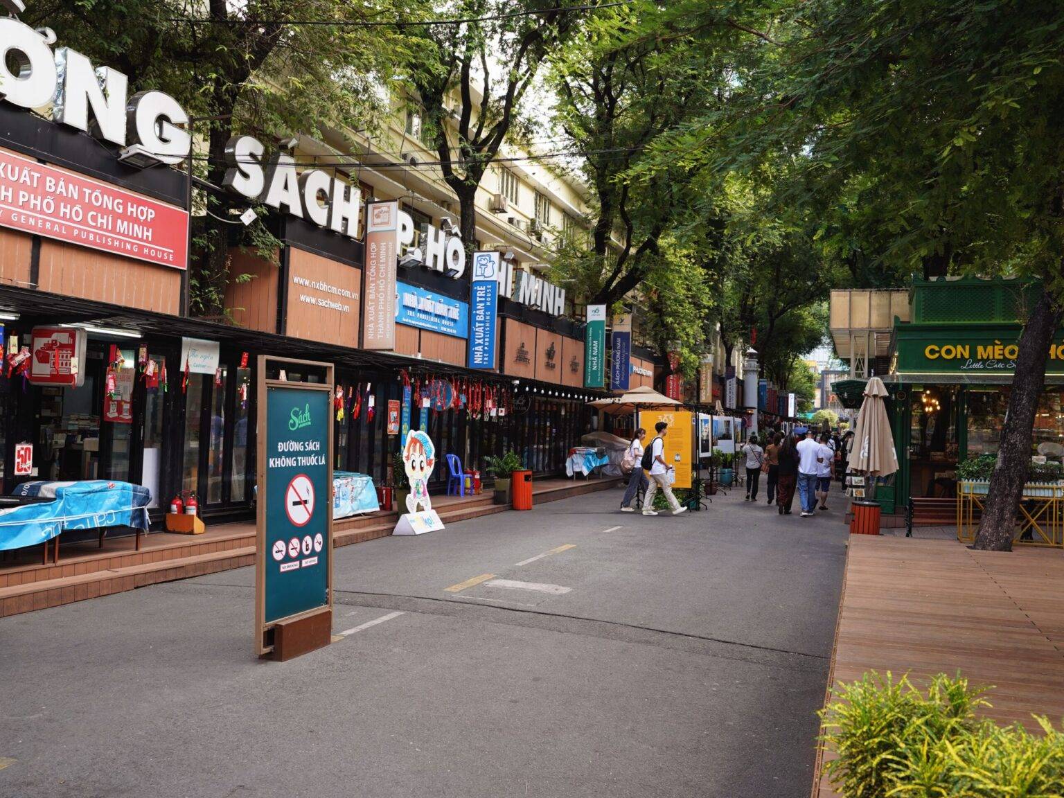 Die Book Street in Saigon mit bunten Geschäften und einigen Passanten.