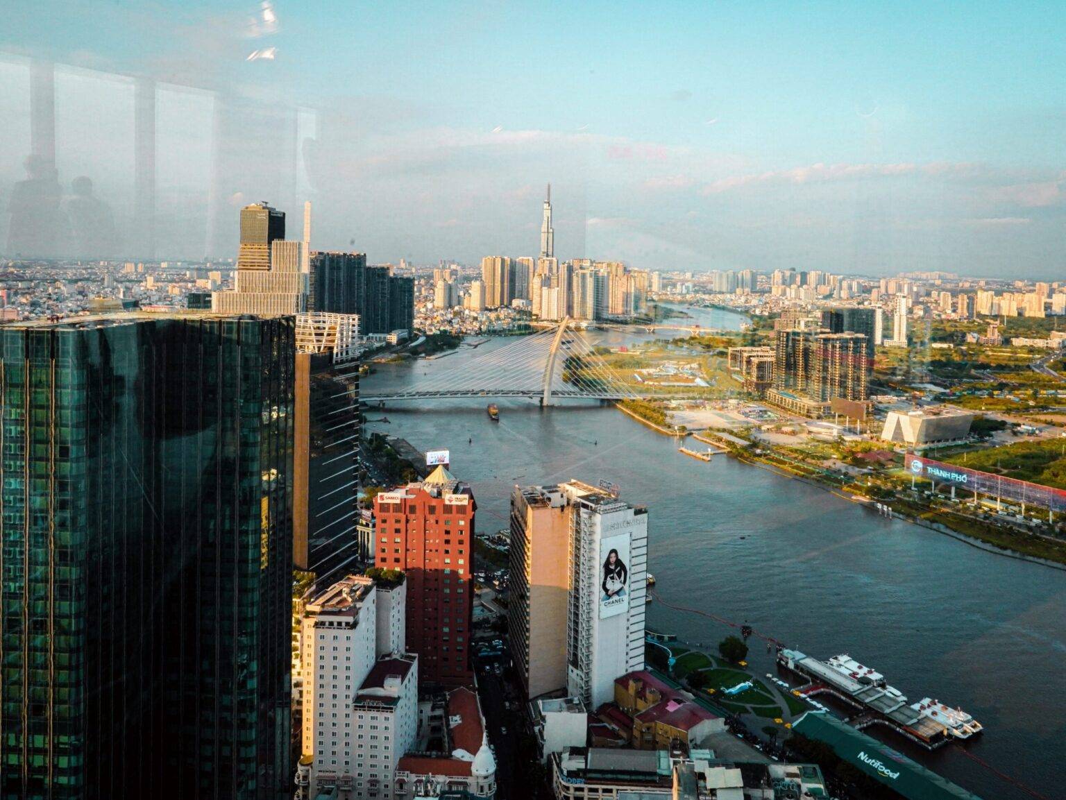 Die Skyline von Ho Chi Minh City mit Fluss im Zentrum aus der Vogelperspektive.
