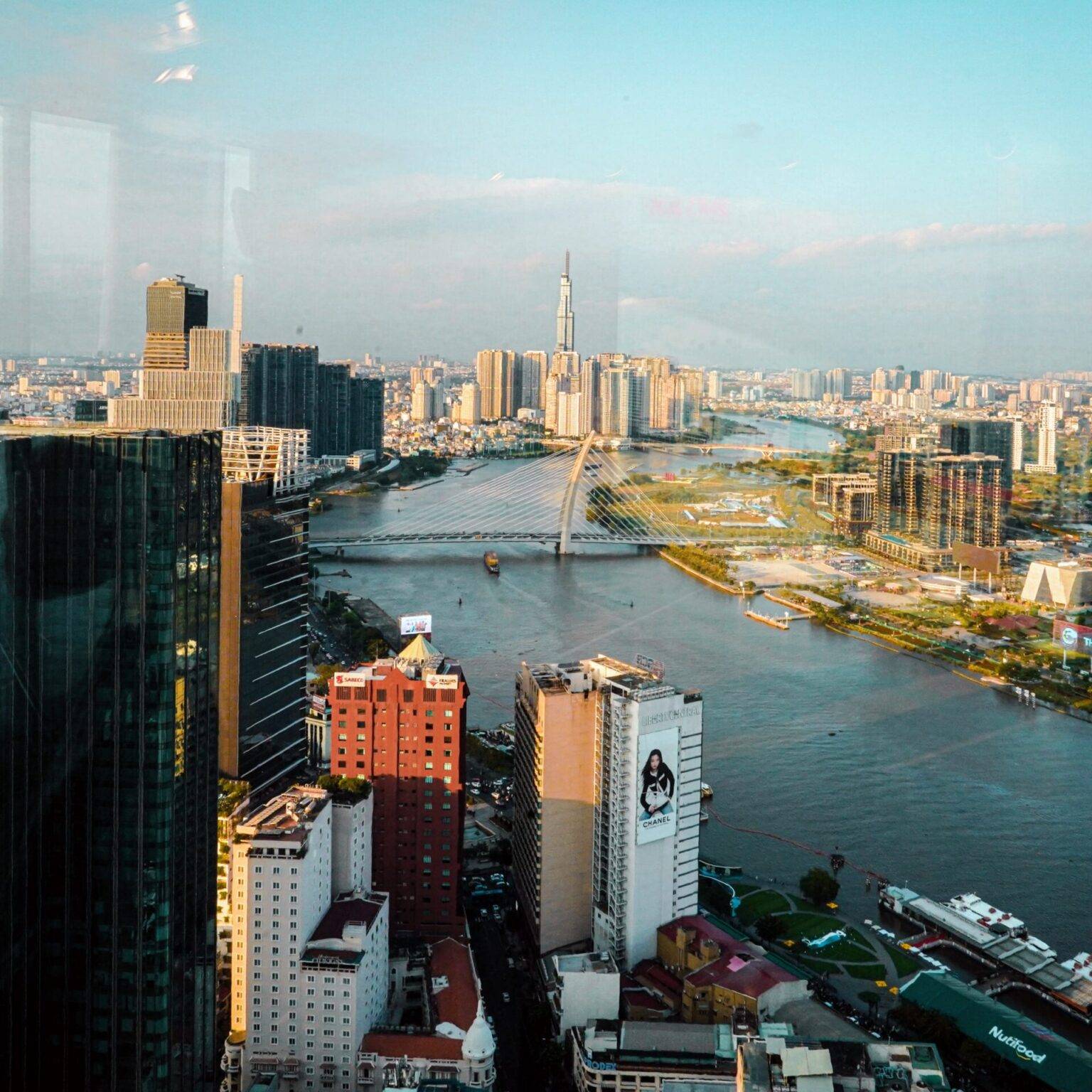 Die Skyline von Ho Chi Minh City mit Fluss im Zentrum aus der Vogelperspektive.