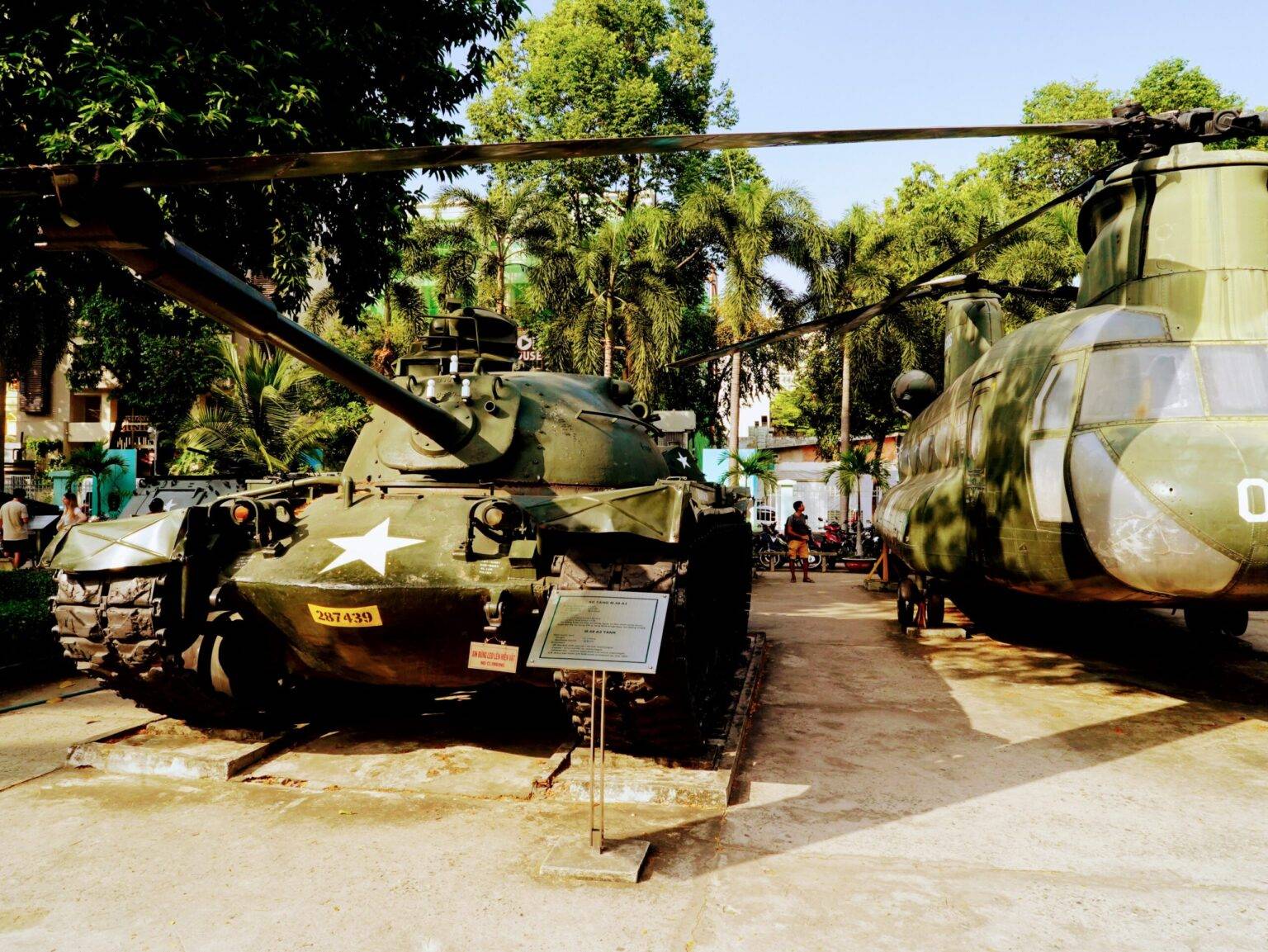 Ein Panzer und ein militärischer Hubschrauber aus der Ausstellung im War Museum in Saigon.