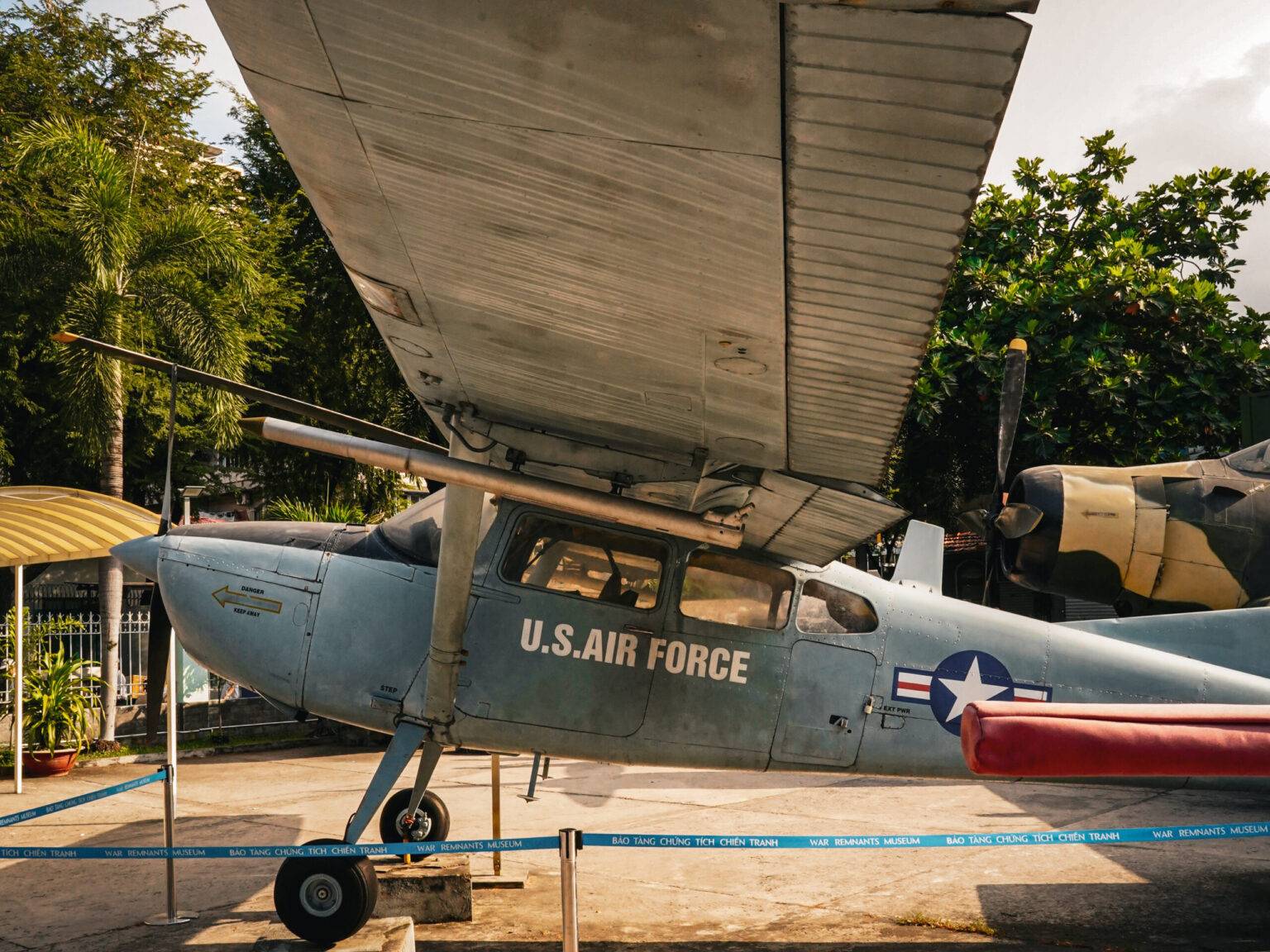 Ein altes Flugzeug der U.S. Air Force im War Museum in Saigon.