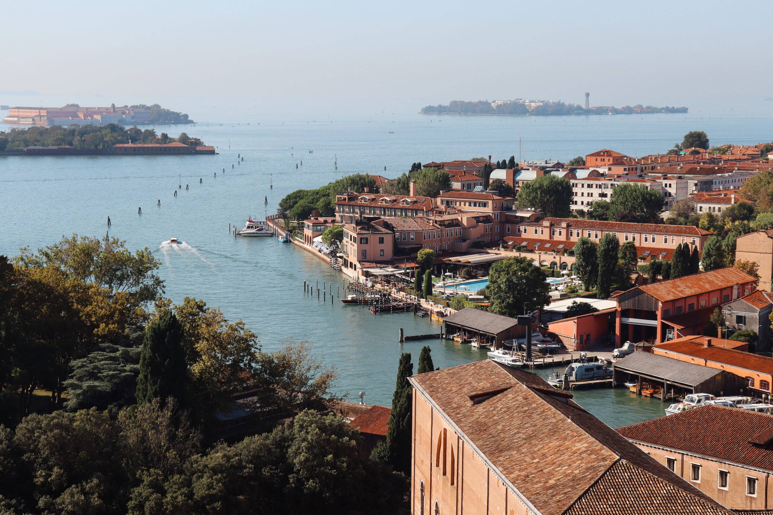 Die Insel San Giorgio Maggiore von oben mit dem Kanal und dem Meer im Hintergrund.
