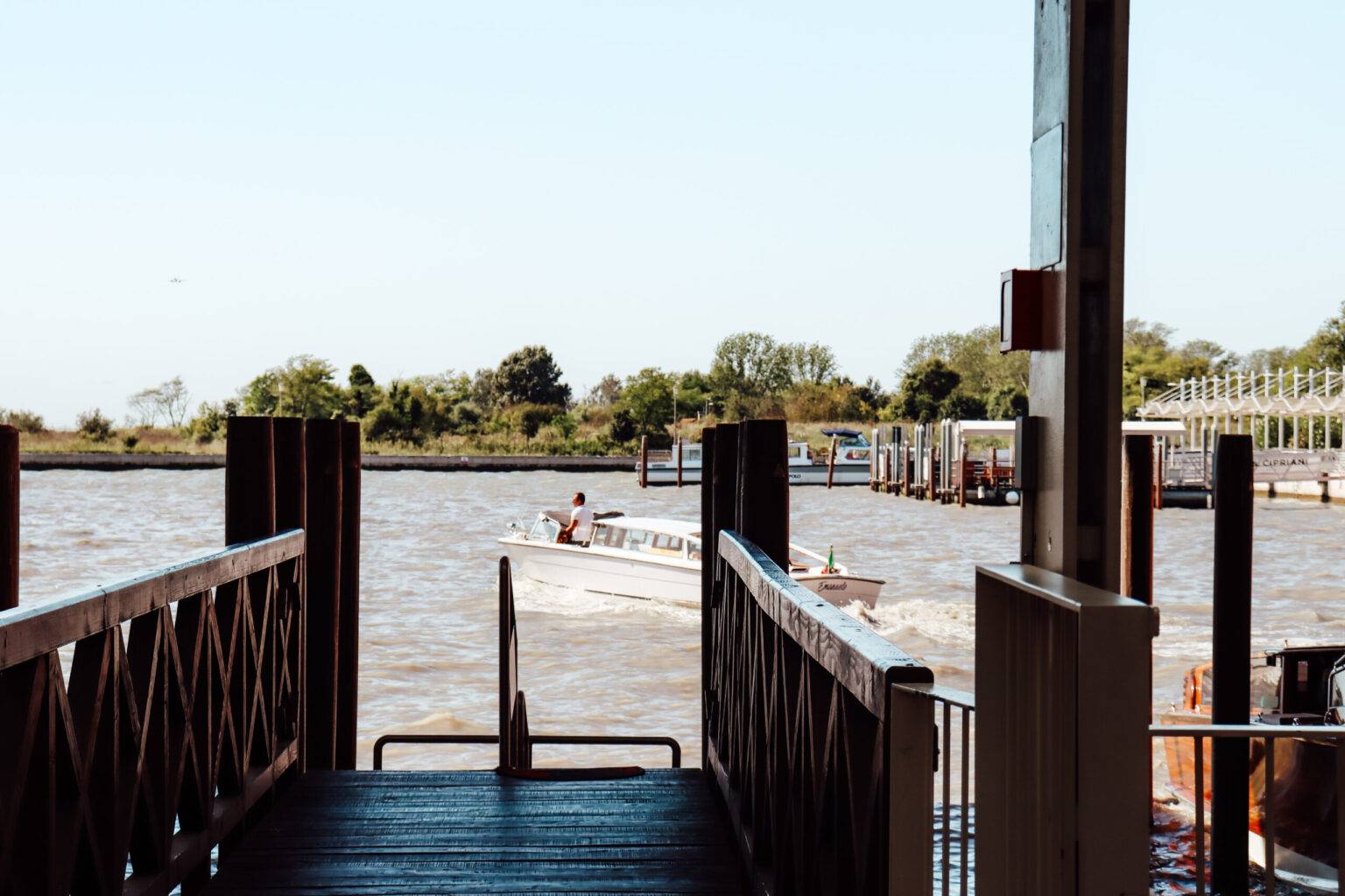 Der Pier für die privaten Wassertaxis am Flughafen Marco Polo.