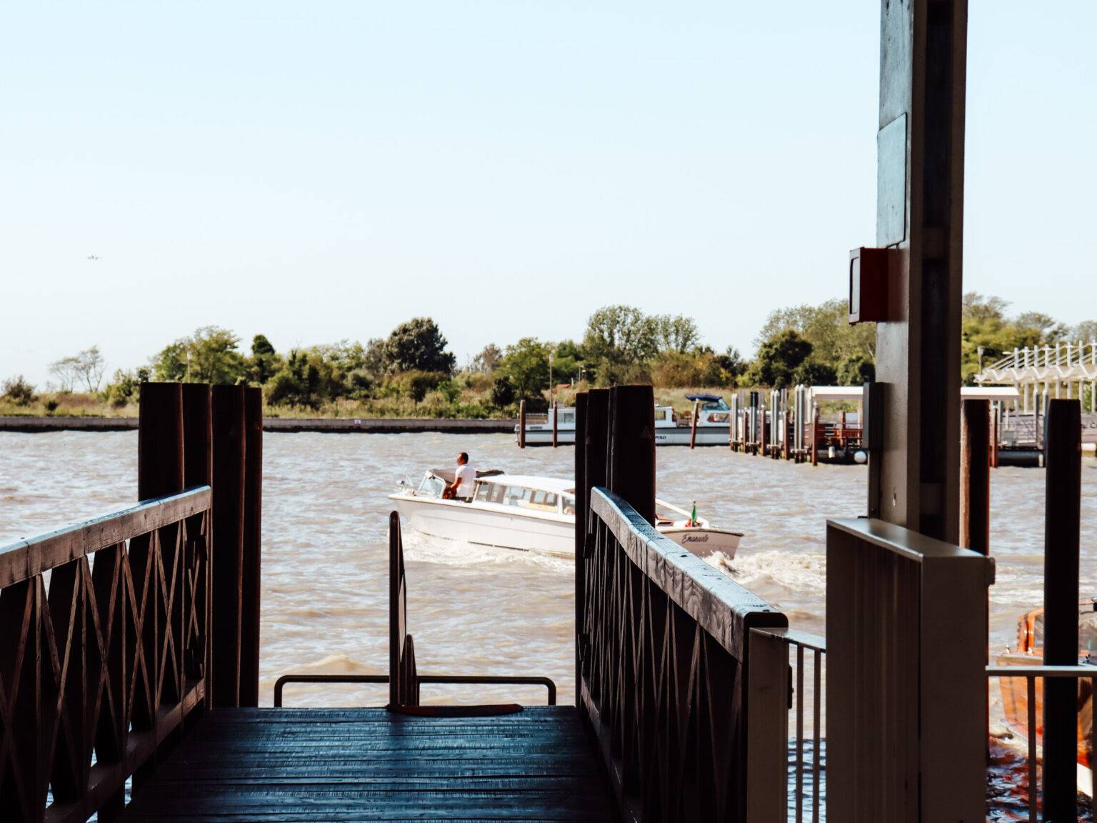 Der Pier für die privaten Wassertaxis am Flughafen Marco Polo.