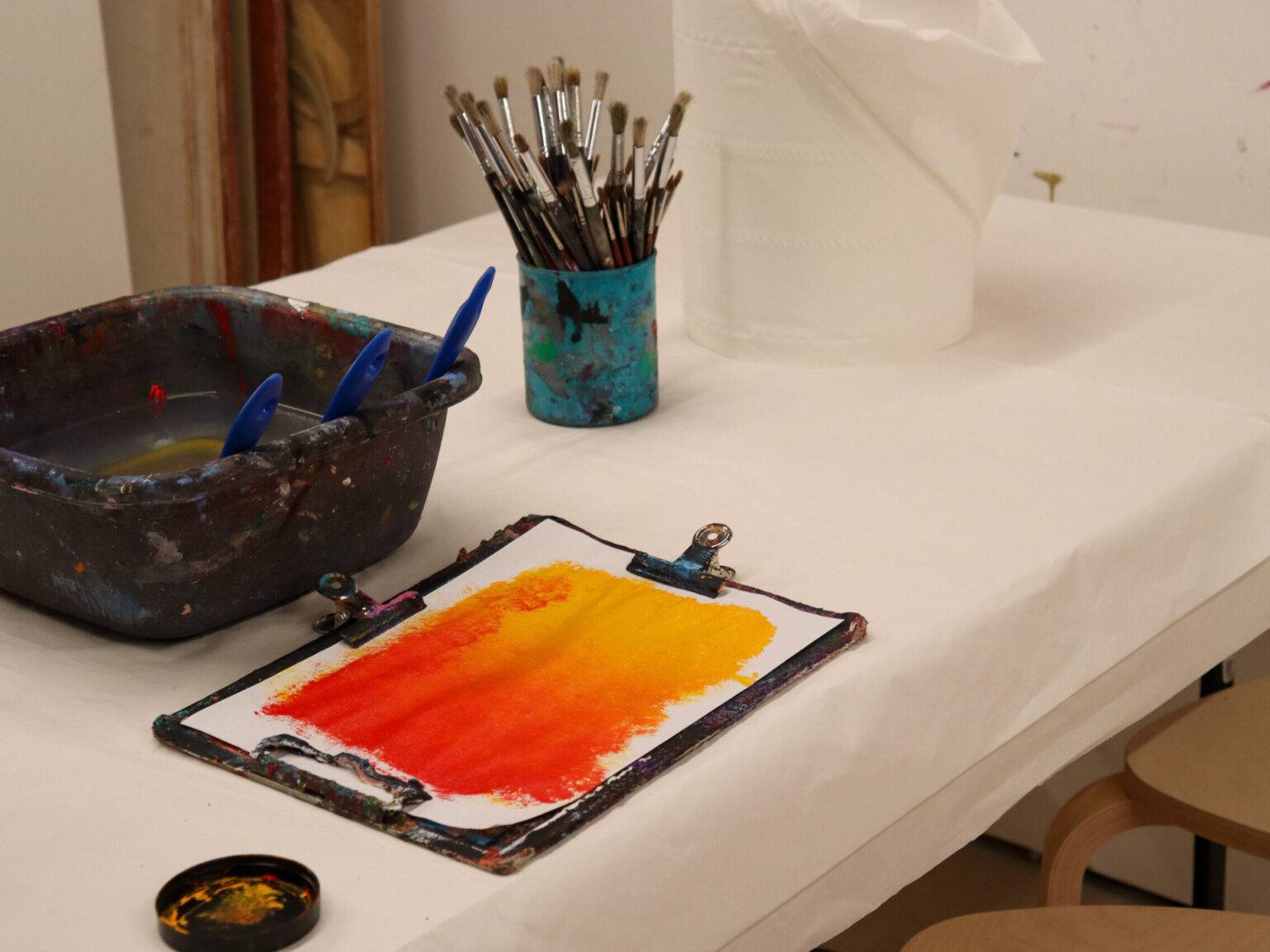 Ein Papier, auf dem ein Farbverlauf von Gelb nach Orange gezeigt wird.