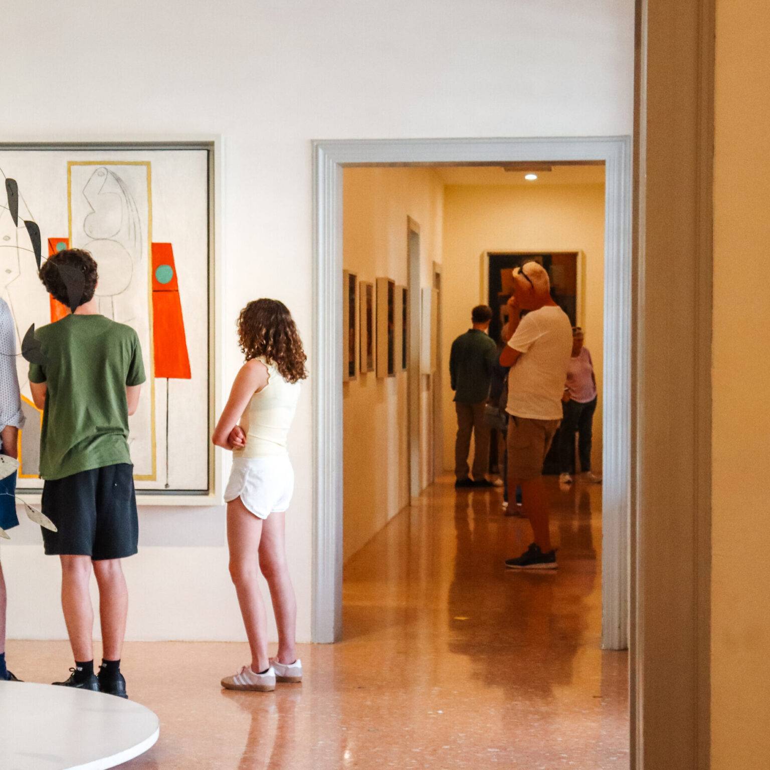 Besucherinnen und Besucher beim Betrachten der Kunstwerke im Peggy Guggenheim Museum.