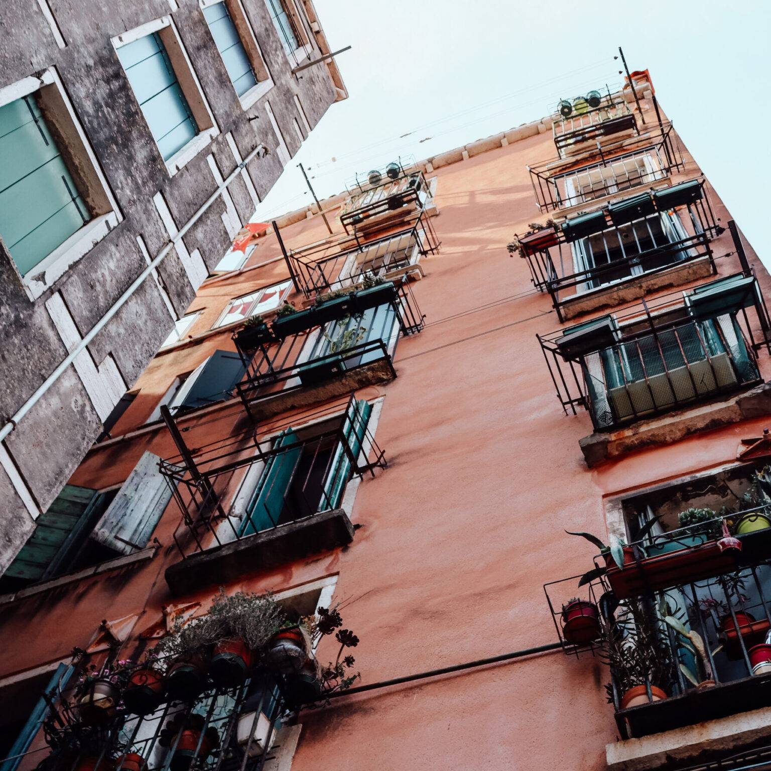 Zwei Hochhäuser im Ghetto von unten.