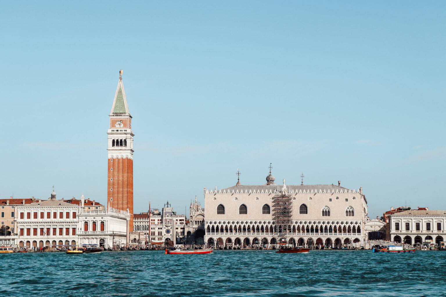 Der Blick vom San Giorgio Maggiore übers Wasser auf den Markusplatz.