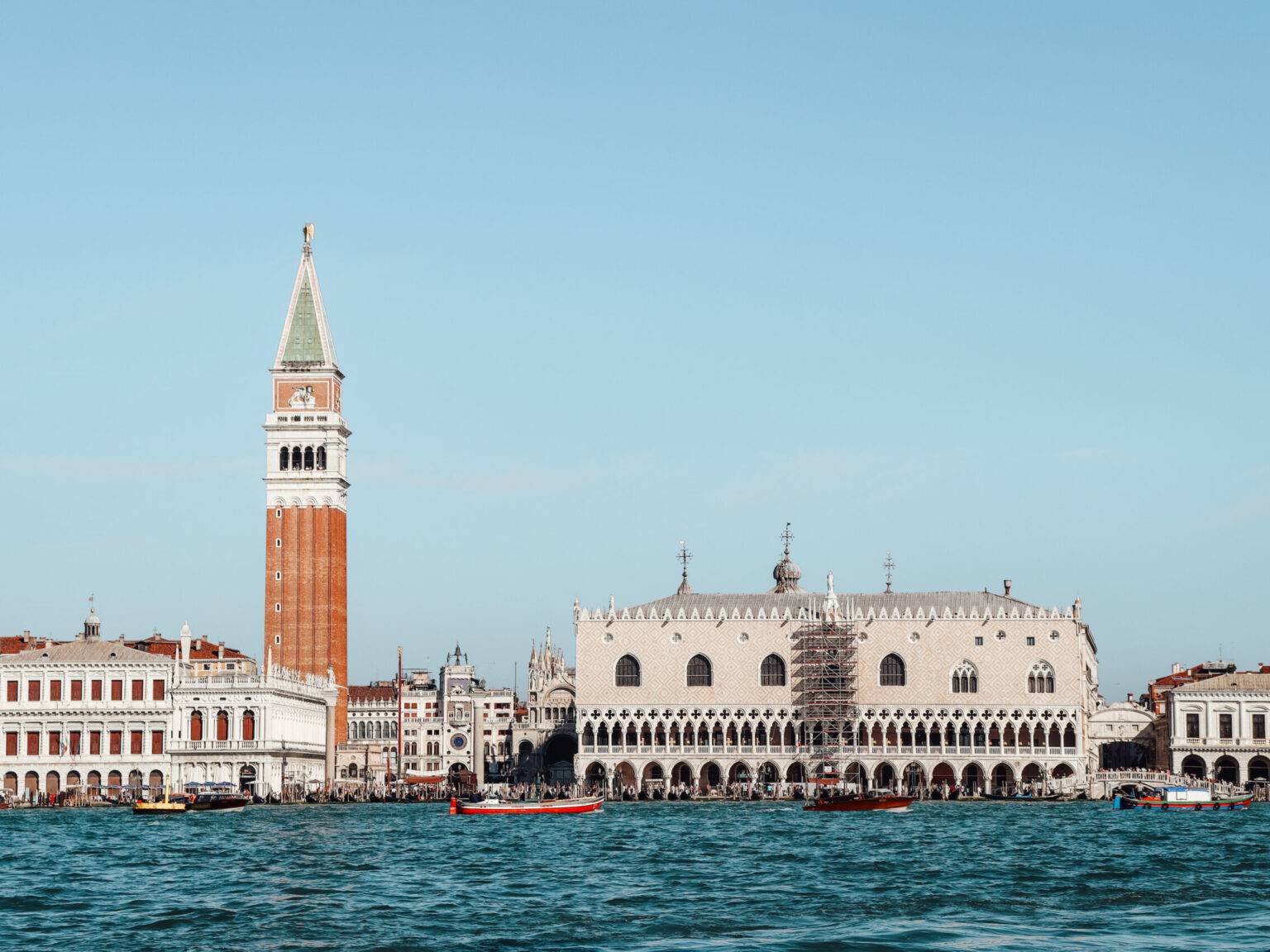 Der Blick vom San Giorgio Maggiore übers Wasser auf den Markusplatz.