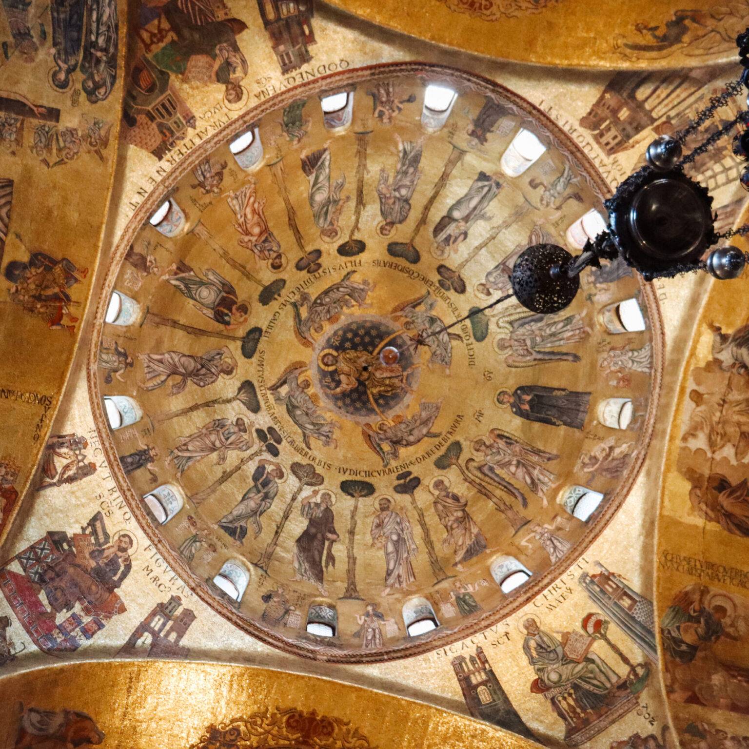 Goldene Kuppel mit leuchtenden Mosaiken im Inneren des Markusdoms in Venedig.