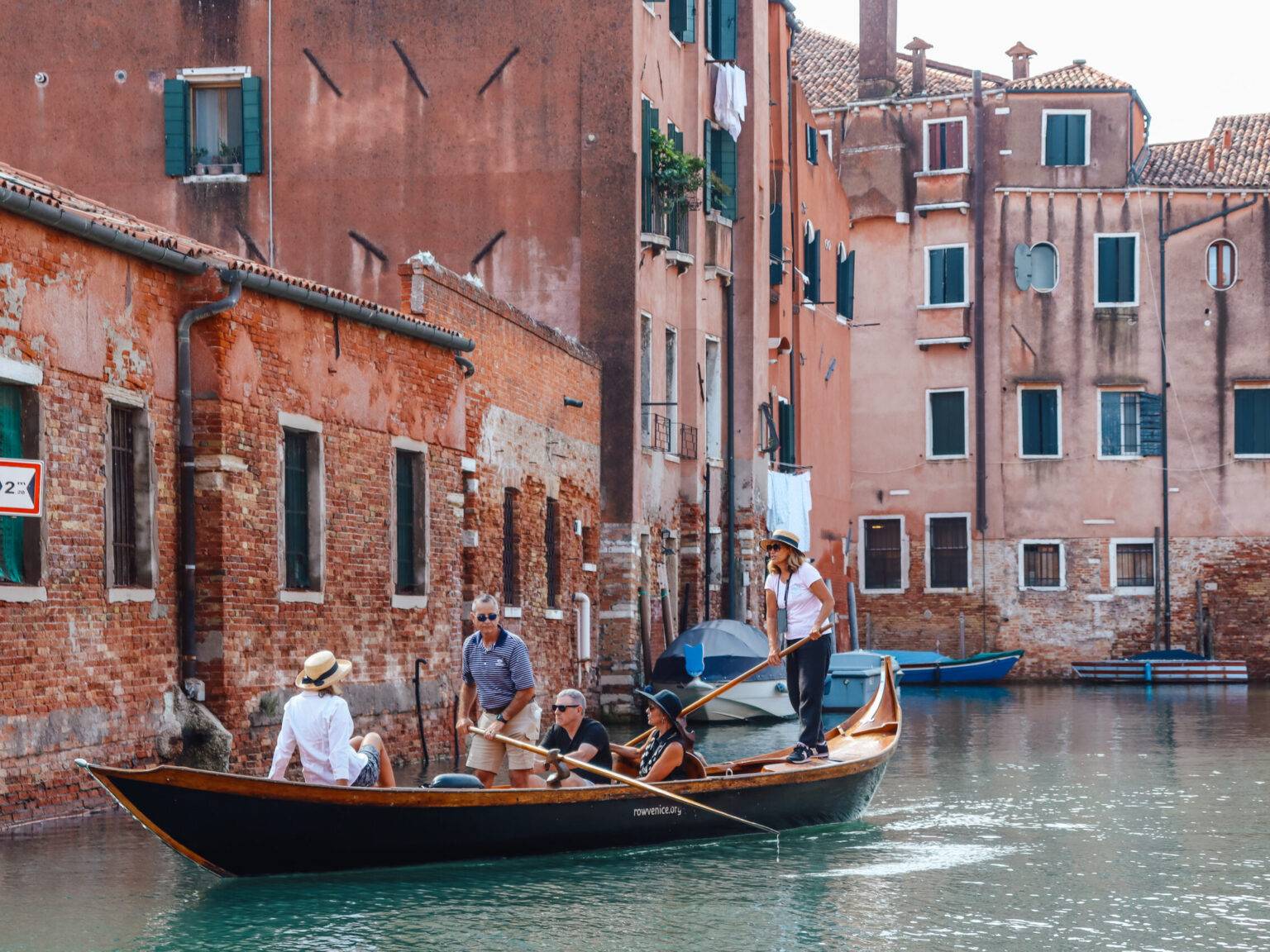 Auf dem Kanal sind Leute in einer Gondel, die sie selbst lenken.