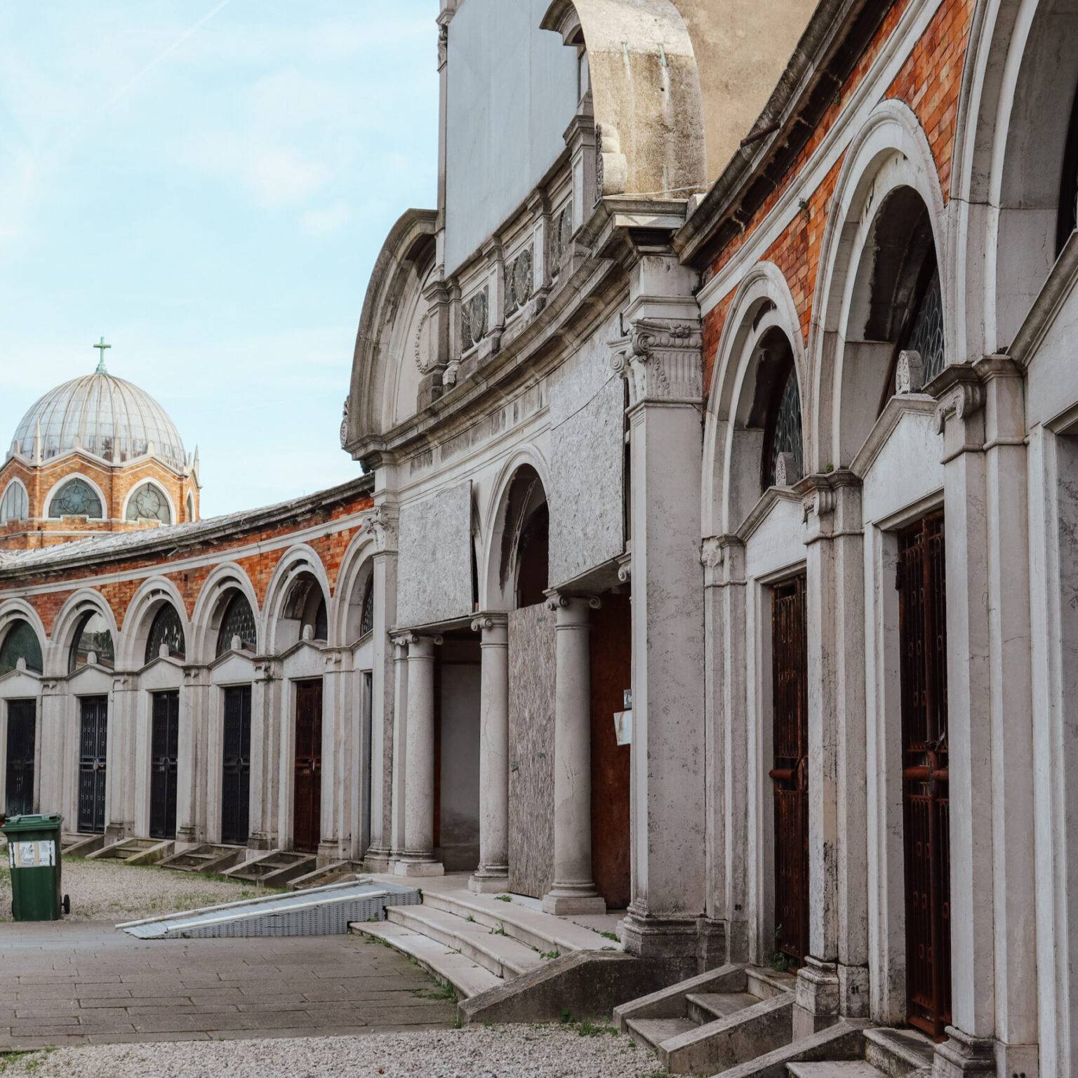 Ein längliches Gebäude mit aneinander gereihten Eingängen auf der Friedhofsinsel San Michele.