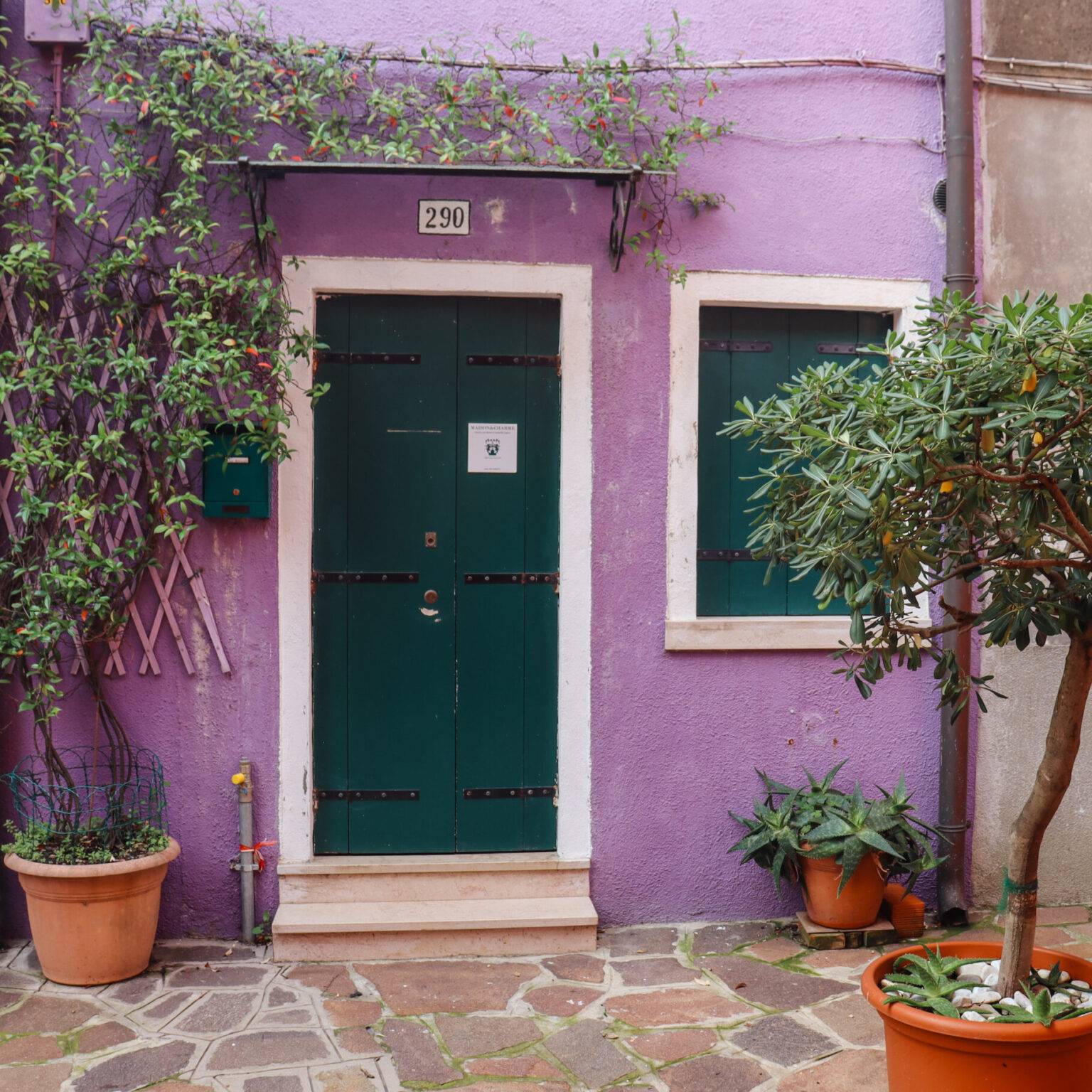 Eine lila-farbene Häuserfassade auf Burano.