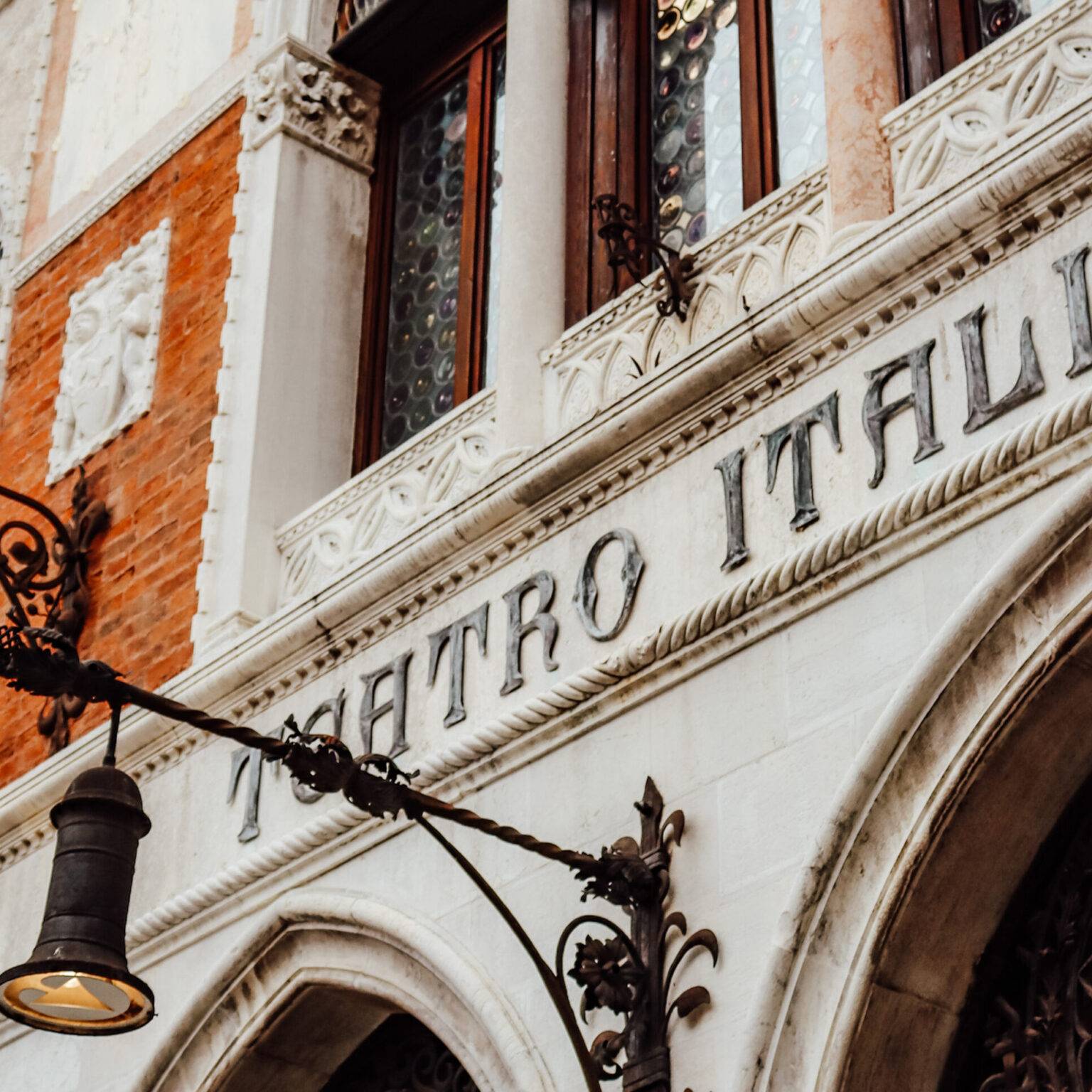 Die Fassade eines ehemaligen Teatro Italia, in dem jetzt ein Supermarkt ist.