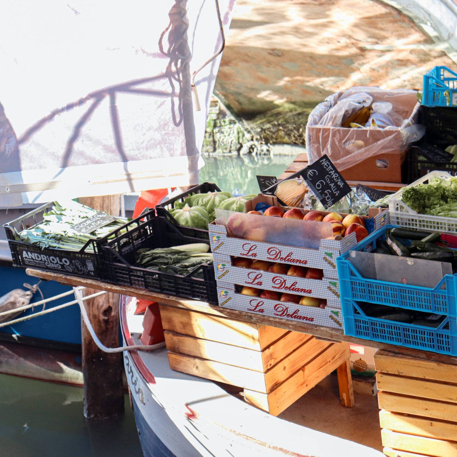 Aus einem Boot wird Gemüse verkauft.