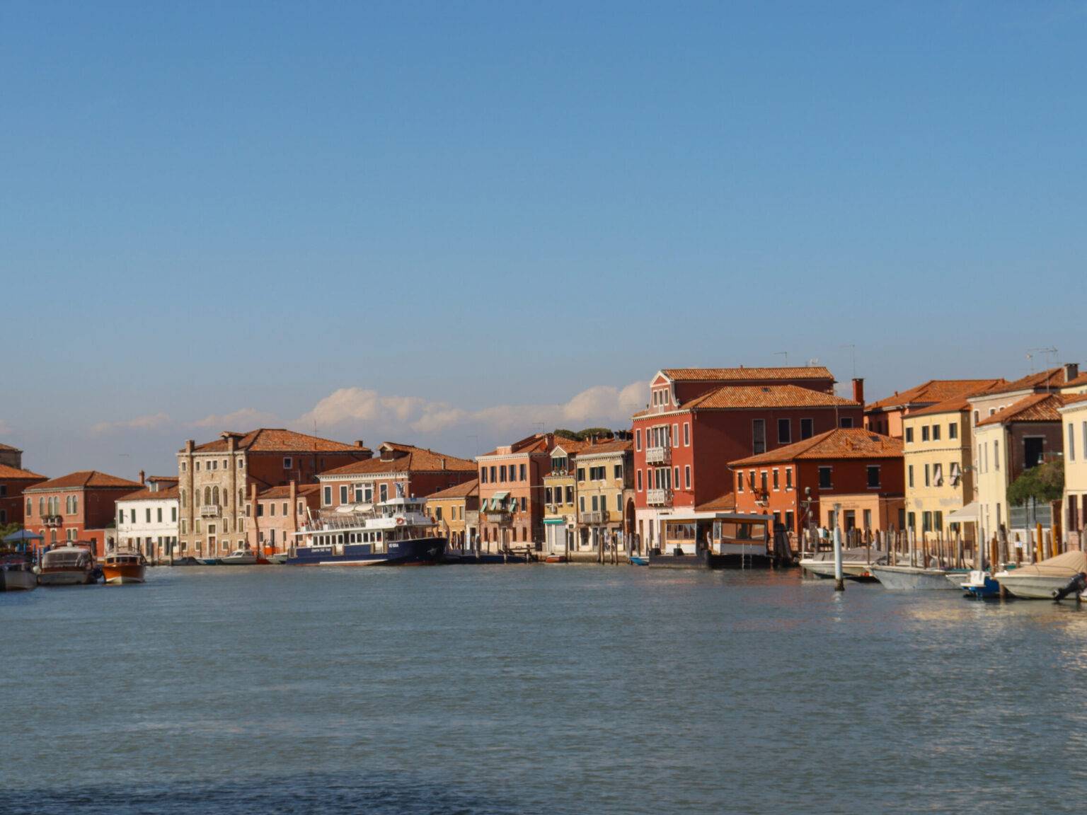 Häuser und Boote in Murano am Ufer des Kanals.
