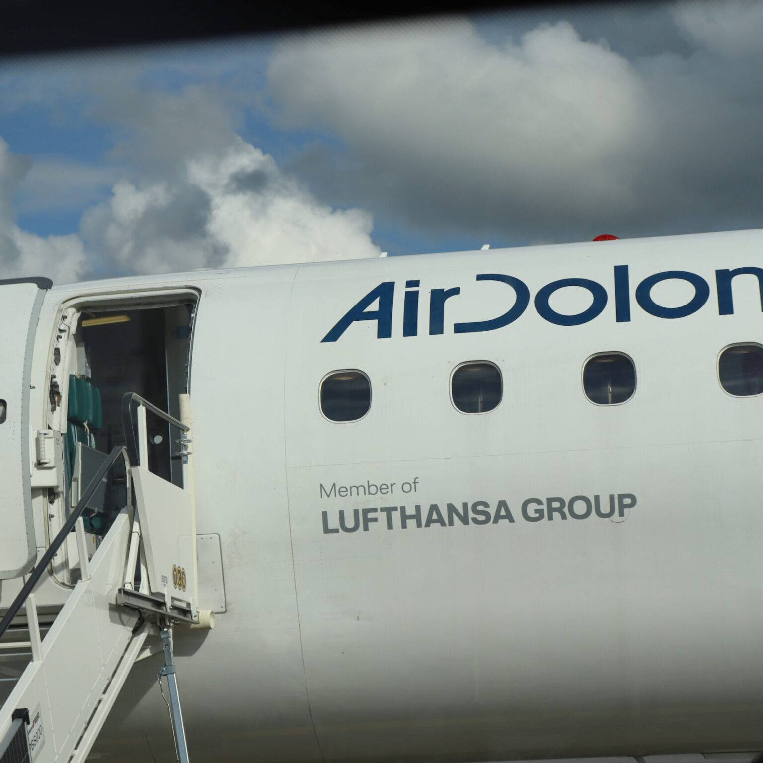 Die Tür eines Flugzeugs von Air Dolomiti von außen.