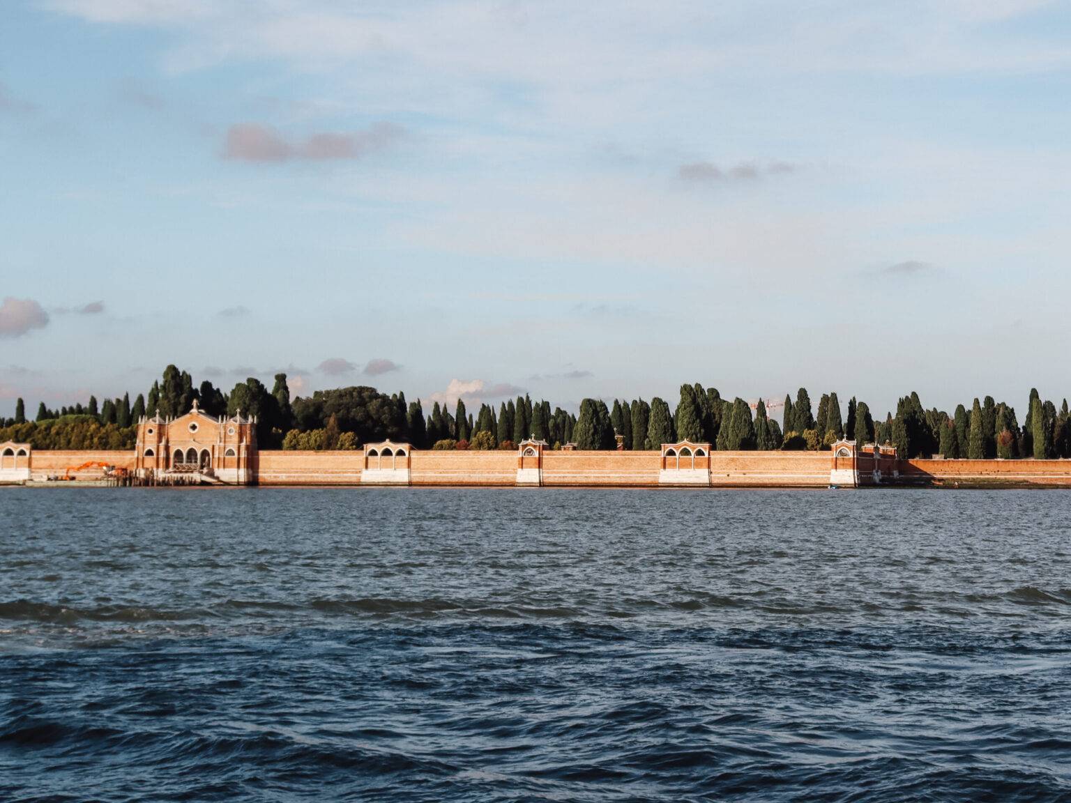 Die ummauerte Friedhofsinsel San Michele vom Wasser aus.