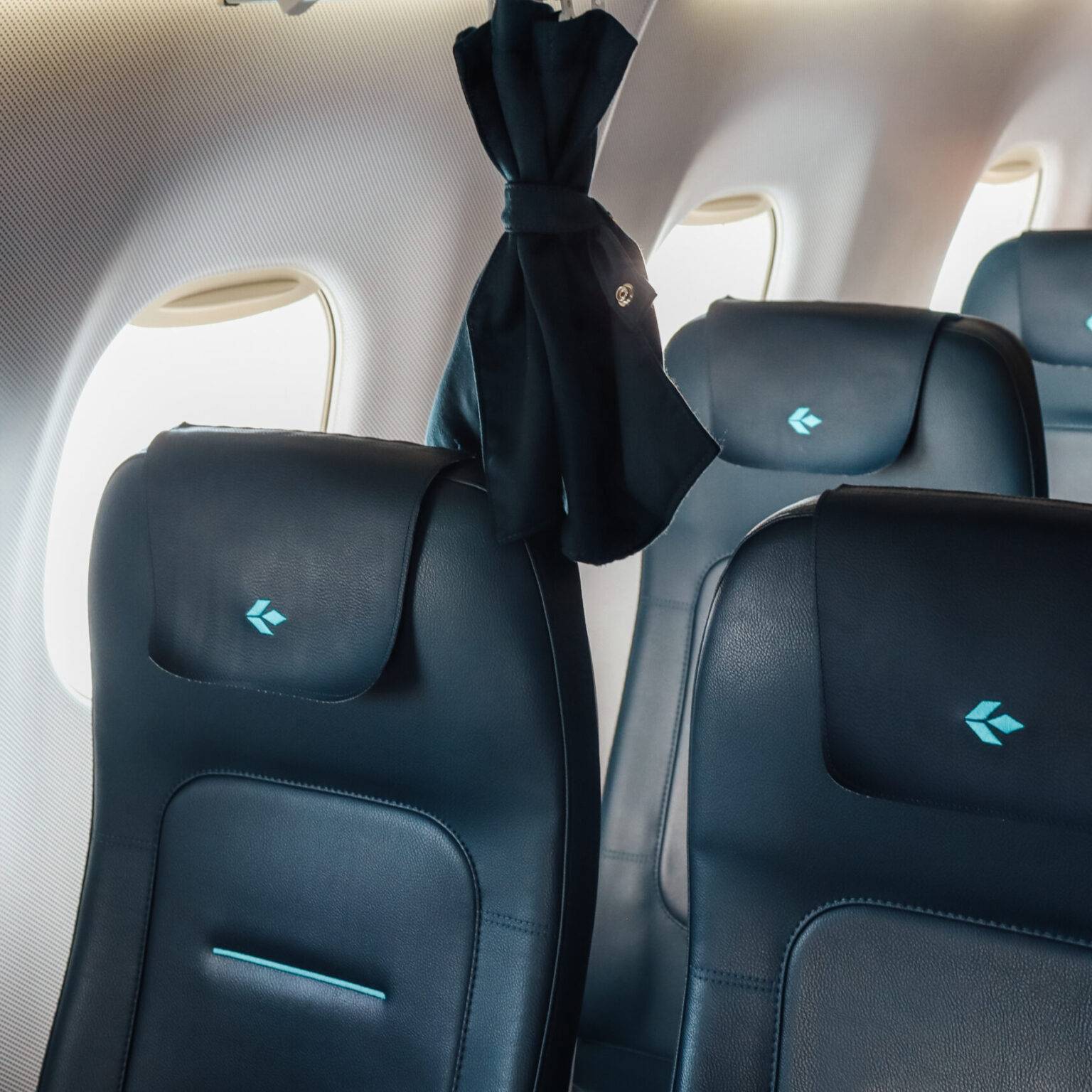 Die Sitze in zweier Reihen in einem Flugzeug von Air Dolomiti.