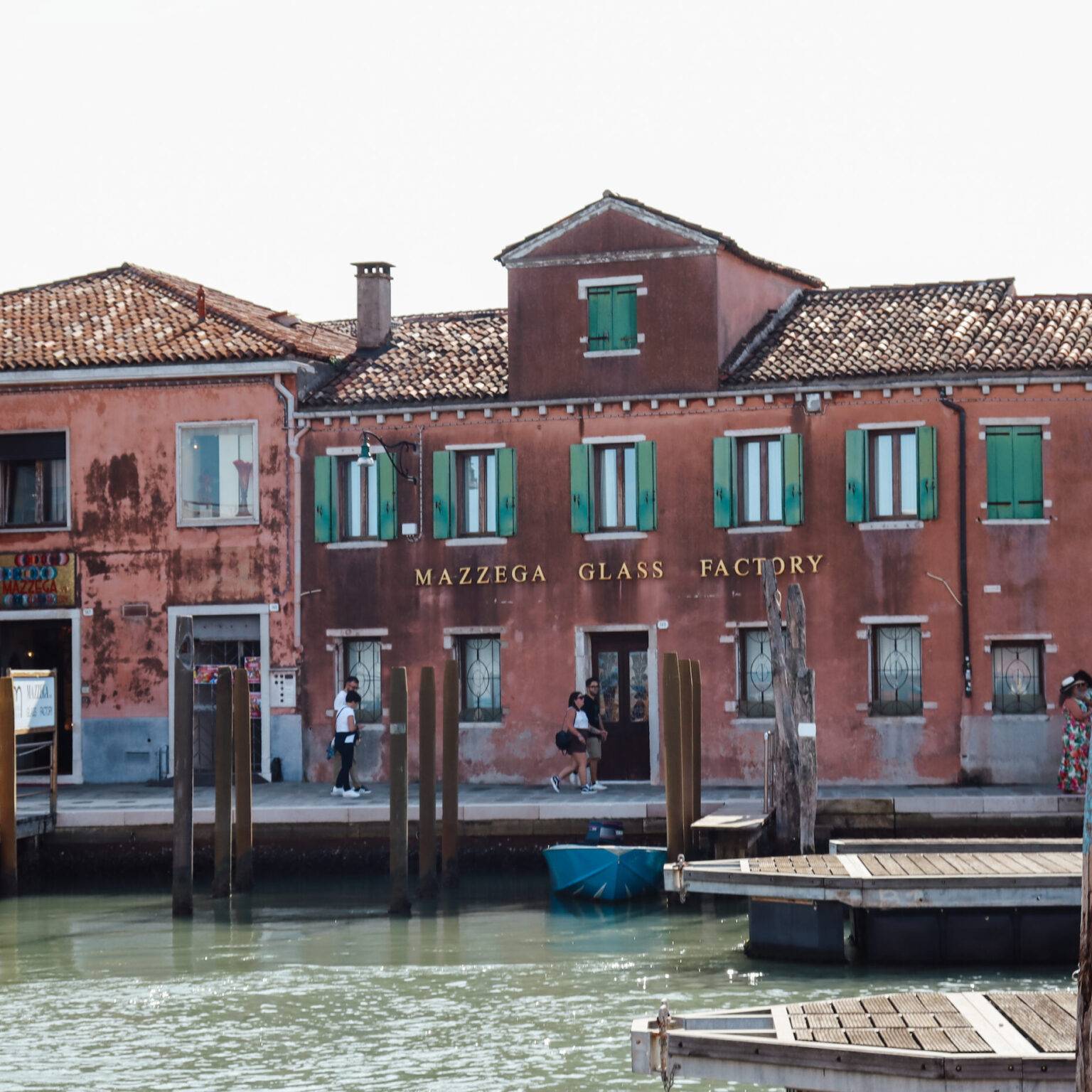Die rote Fassade einer der vielen Glasfabriken auf Murano.