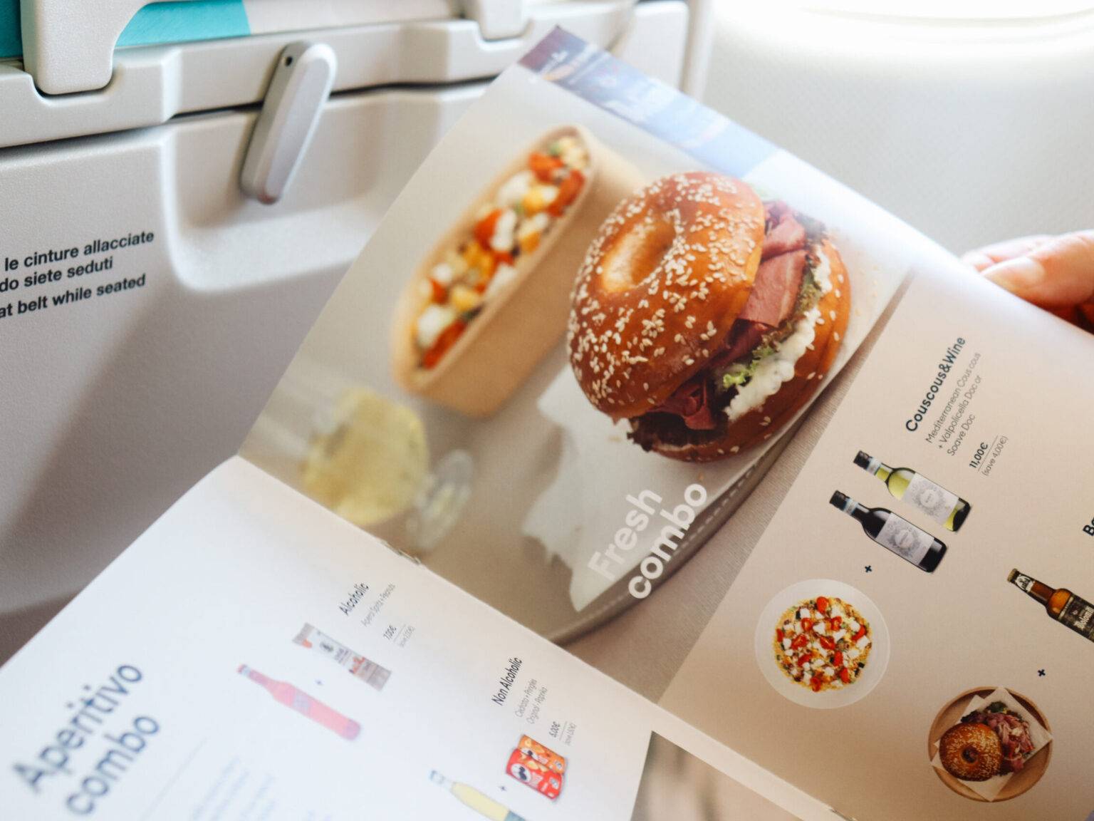 Die Bordkarte mit Menü in einem Flugzeug von Air Dolomiti.